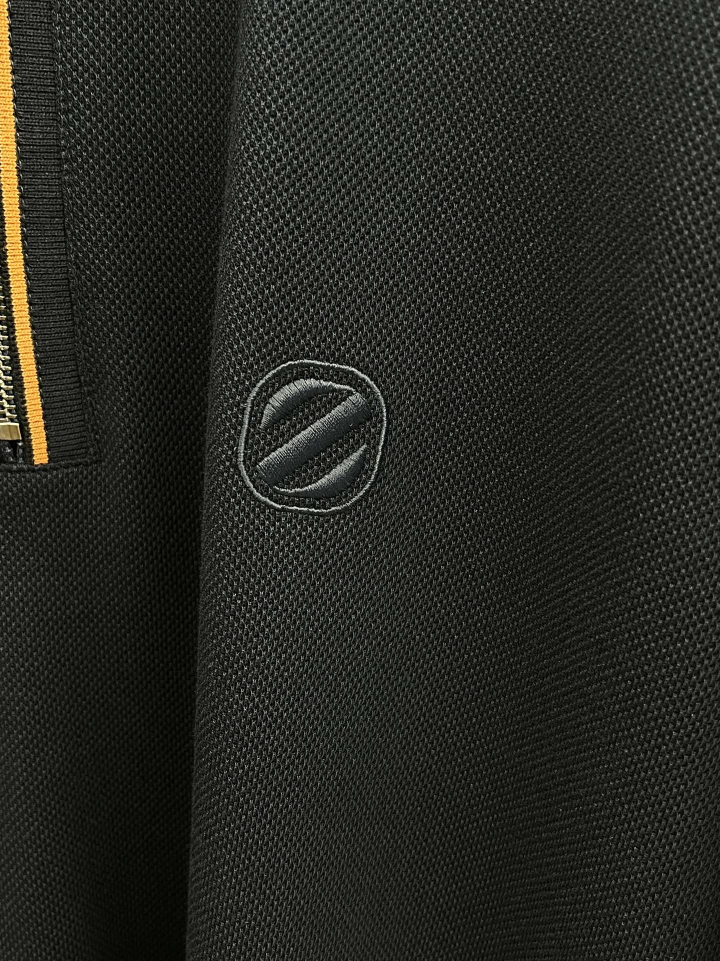 秋冬 ZZ 🔥🔥秋冬新款男士标识短袖Polo衫，延续经典商务休闲翻领POLO恤.该款Polo衫采用丝光双