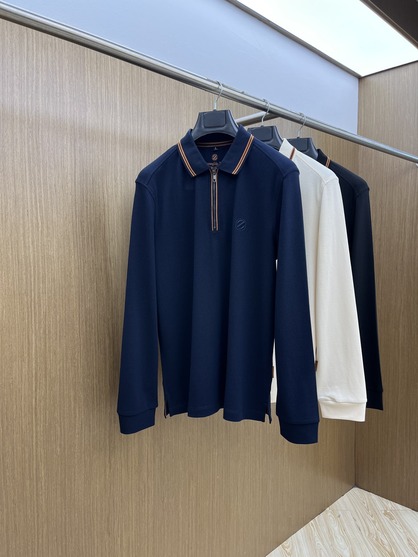 秋冬 ZZ 🔥🔥秋冬新款男士标识短袖Polo衫，延续经典商务休闲翻领POLO恤.该款Polo衫采用丝光双