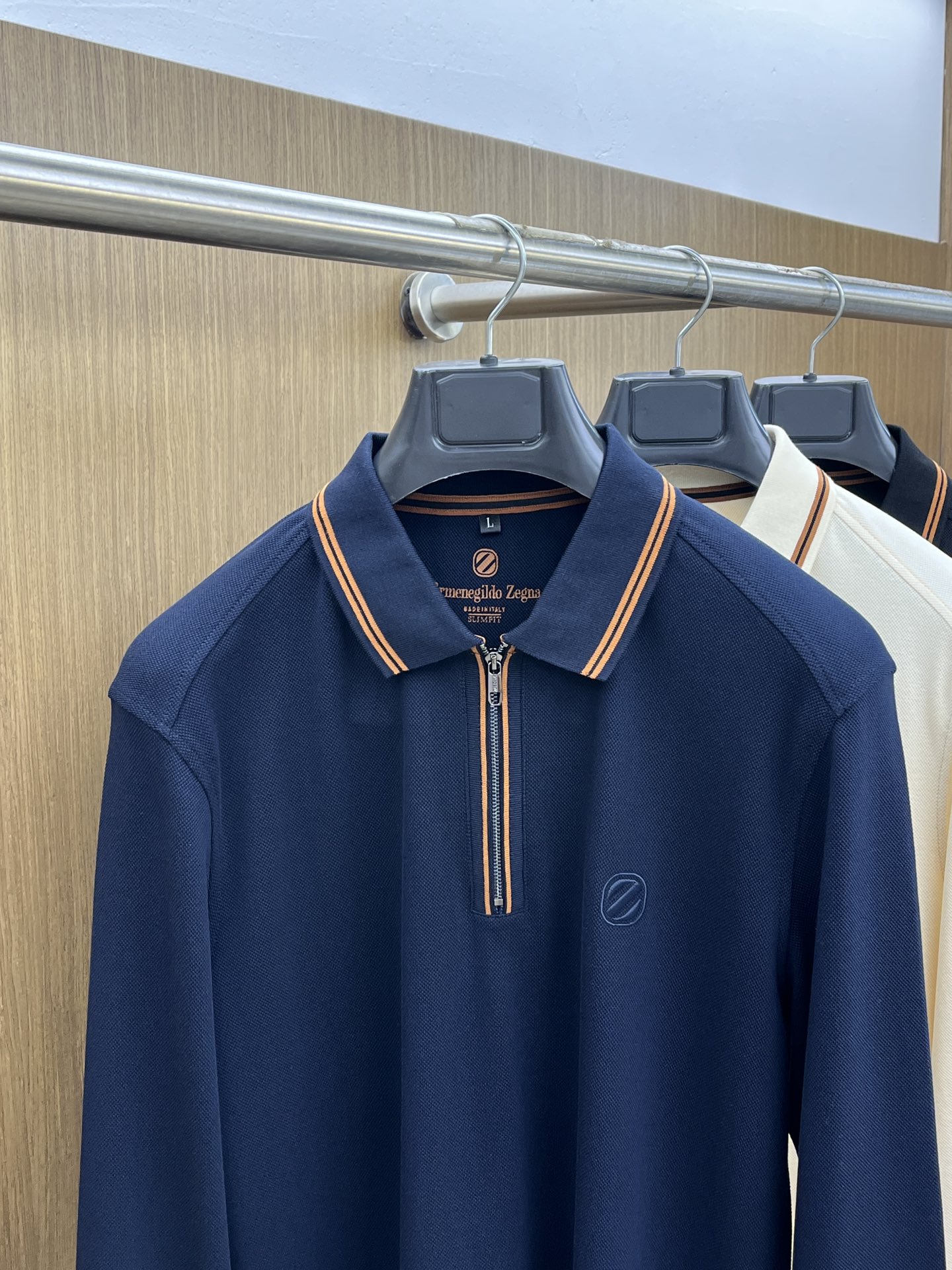 秋冬 ZZ 🔥🔥秋冬新款男士标识短袖Polo衫，延续经典商务休闲翻领POLO恤.该款Polo衫采用丝光双