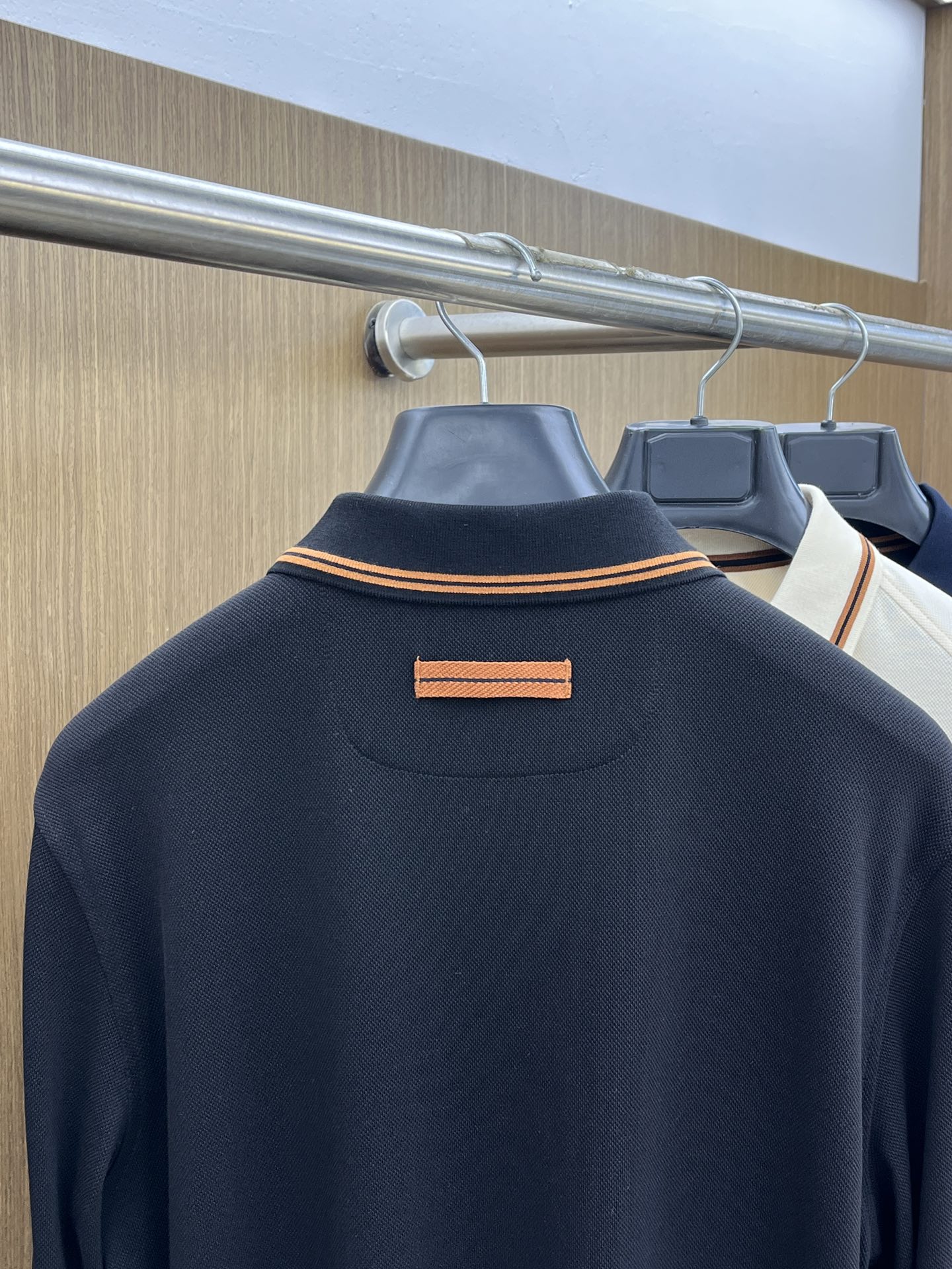 秋冬 ZZ 🔥🔥秋冬新款男士标识短袖Polo衫，延续经典商务休闲翻领POLO恤.该款Polo衫采用丝光双