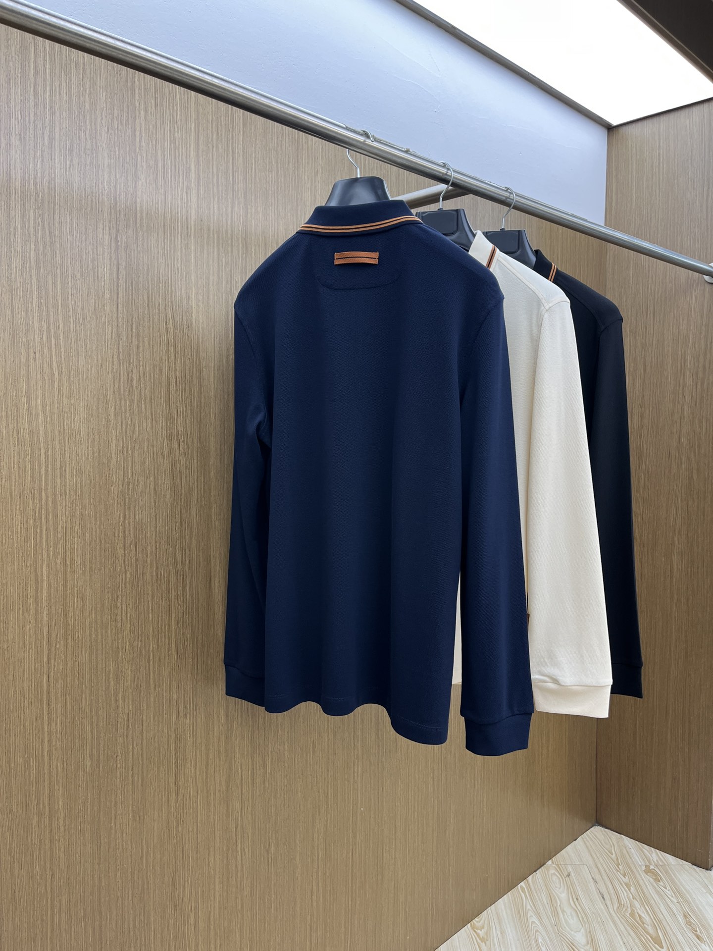 秋冬 ZZ 🔥🔥秋冬新款男士标识短袖Polo衫，延续经典商务休闲翻领POLO恤.该款Polo衫采用丝光双