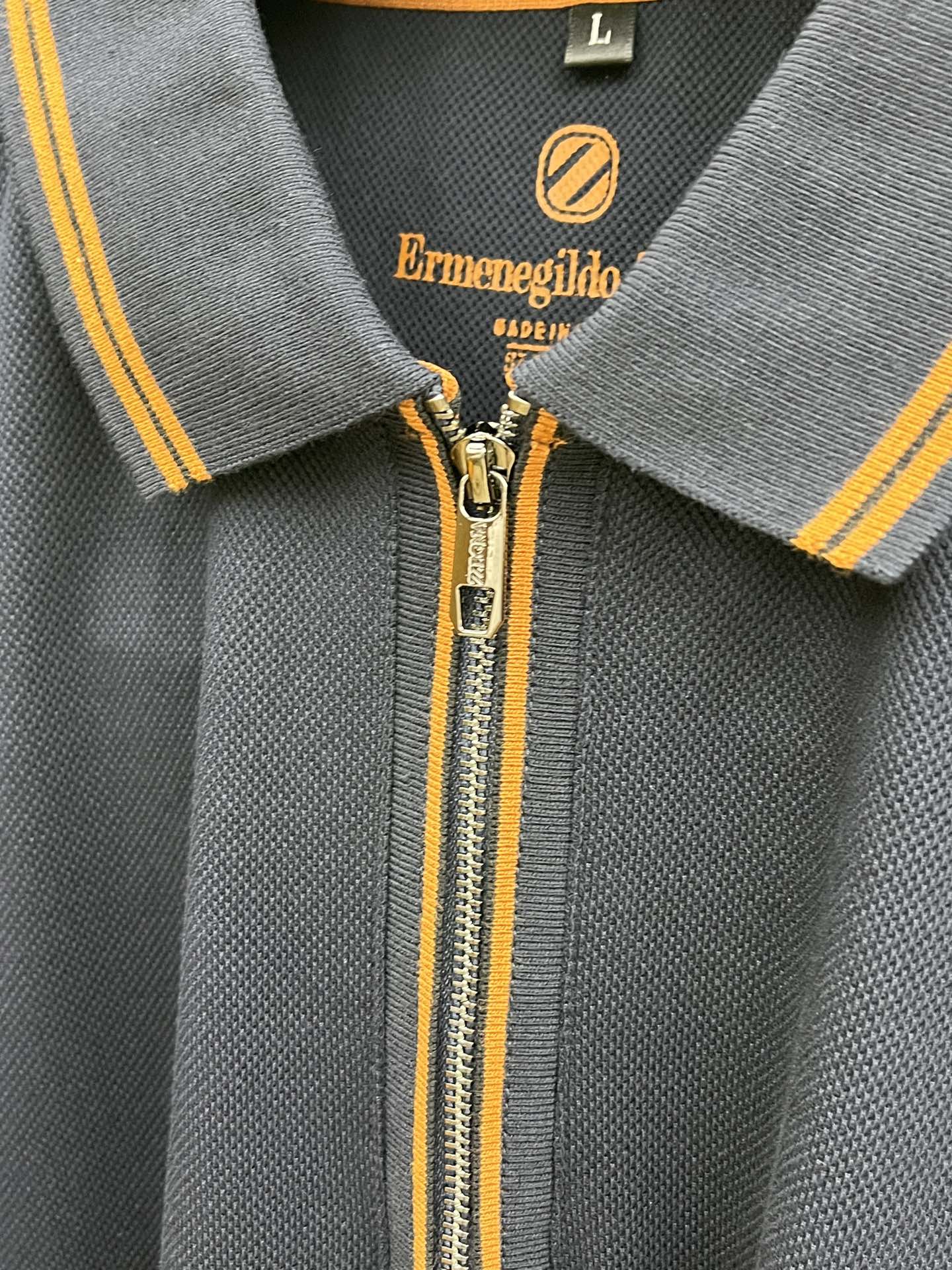 秋冬 ZZ 🔥🔥秋冬新款男士标识短袖Polo衫，延续经典商务休闲翻领POLO恤.该款Polo衫采用丝光双