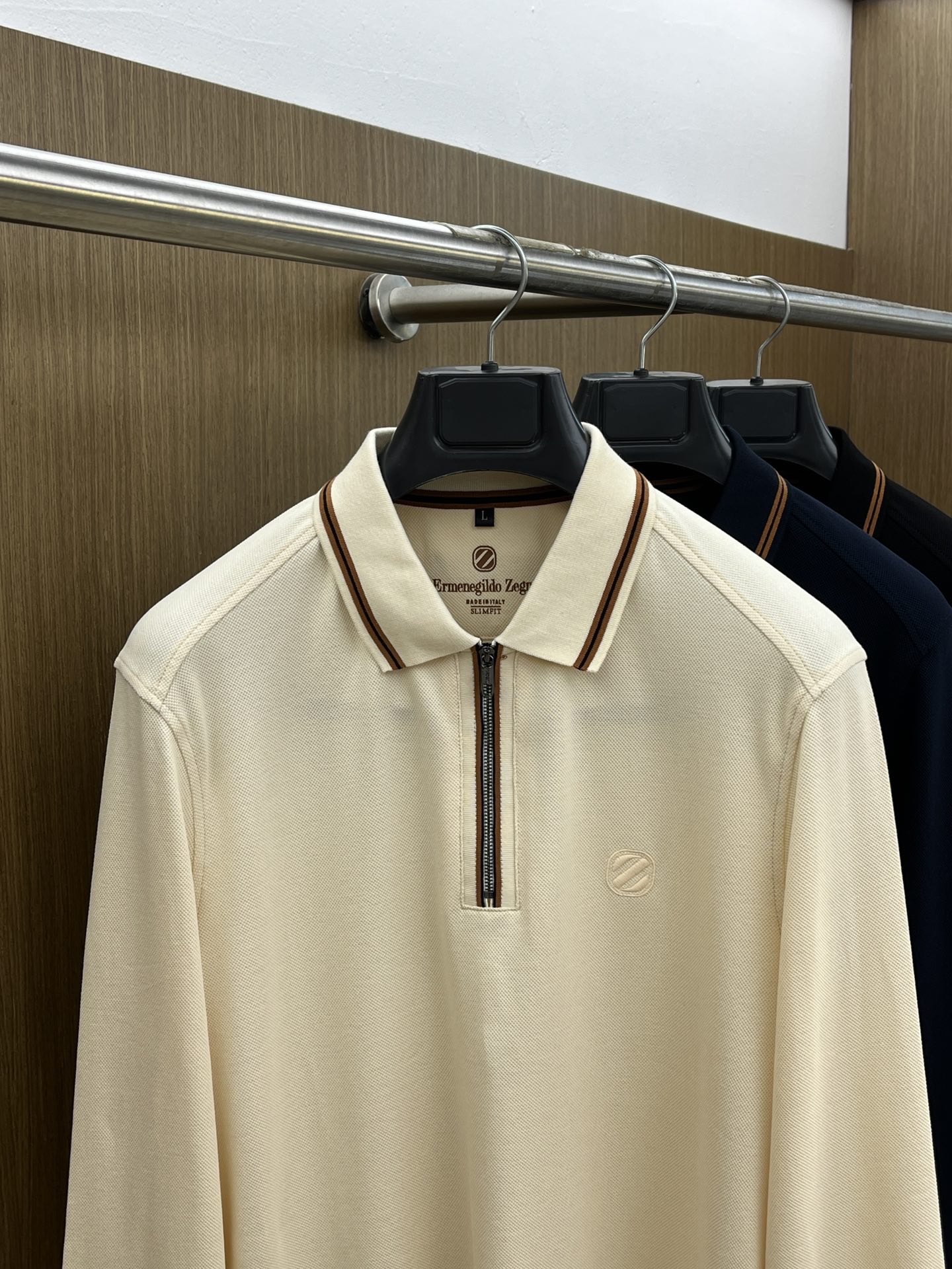 秋冬 ZZ 🔥🔥秋冬新款男士标识短袖Polo衫，延续经典商务休闲翻领POLO恤.该款Polo衫采用丝光双