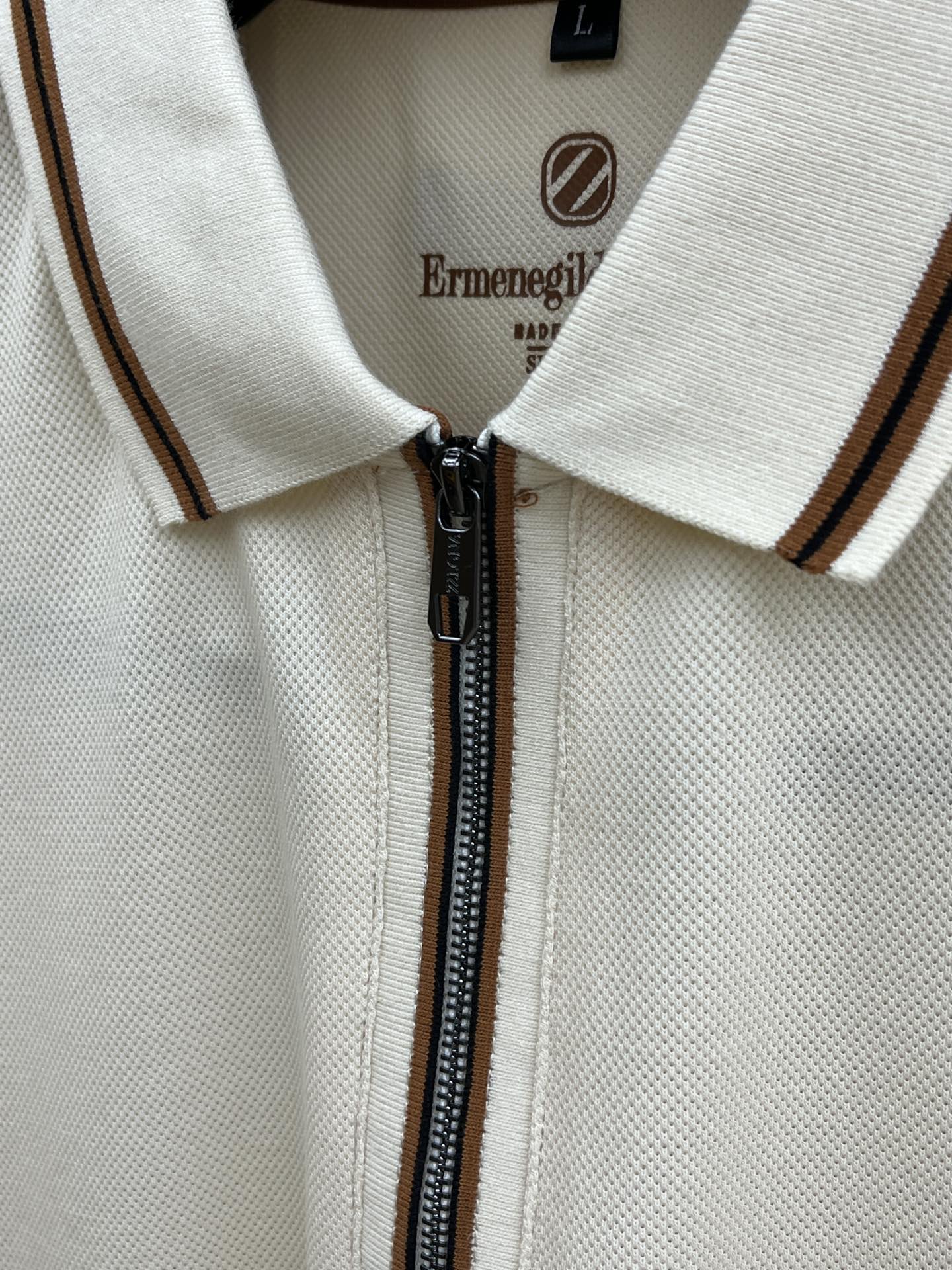 秋冬 ZZ 🔥🔥秋冬新款男士标识短袖Polo衫，延续经典商务休闲翻领POLO恤.该款Polo衫采用丝光双