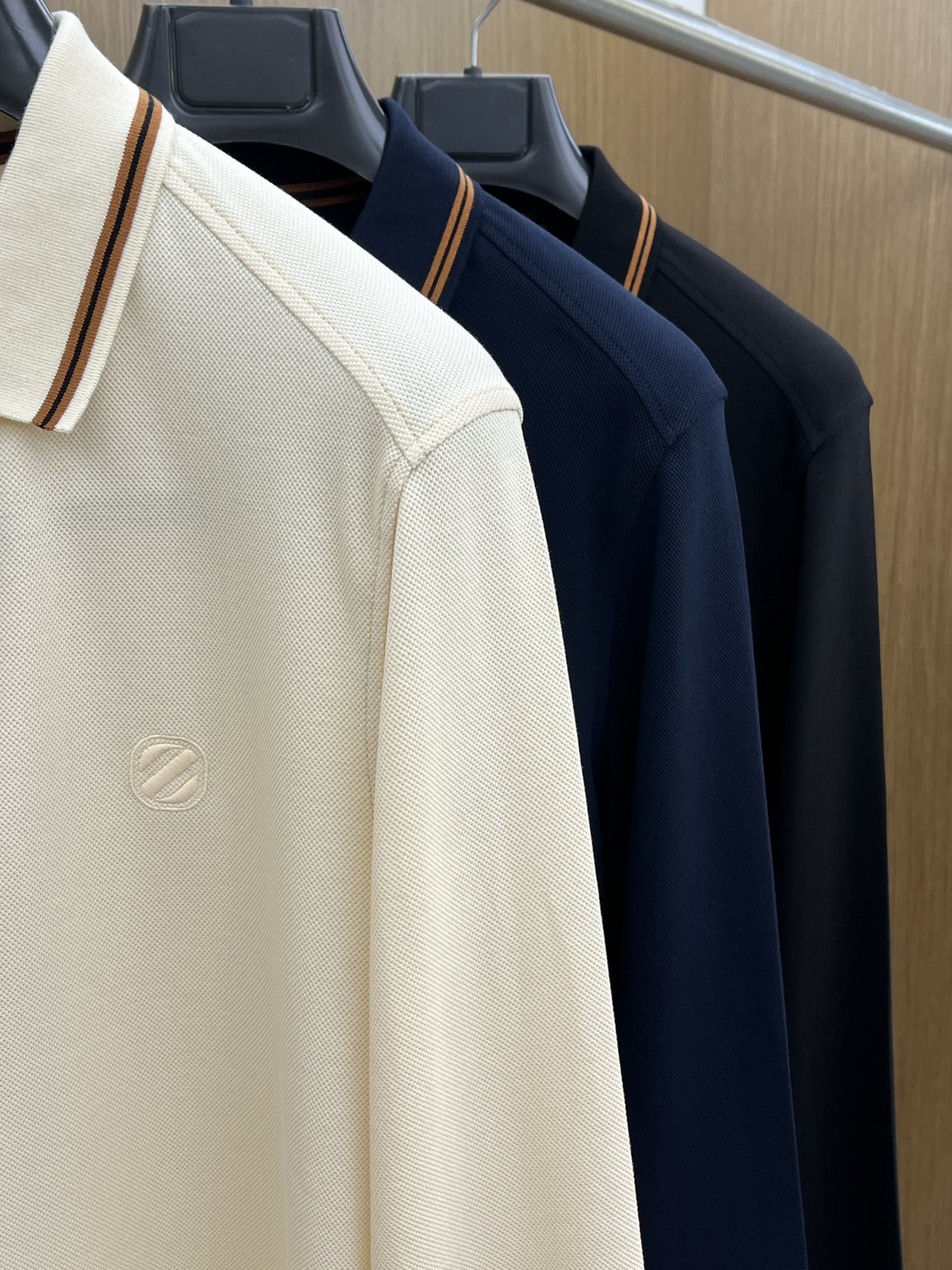 秋冬 ZZ 🔥🔥秋冬新款男士标识短袖Polo衫，延续经典商务休闲翻领POLO恤.该款Polo衫采用丝光双