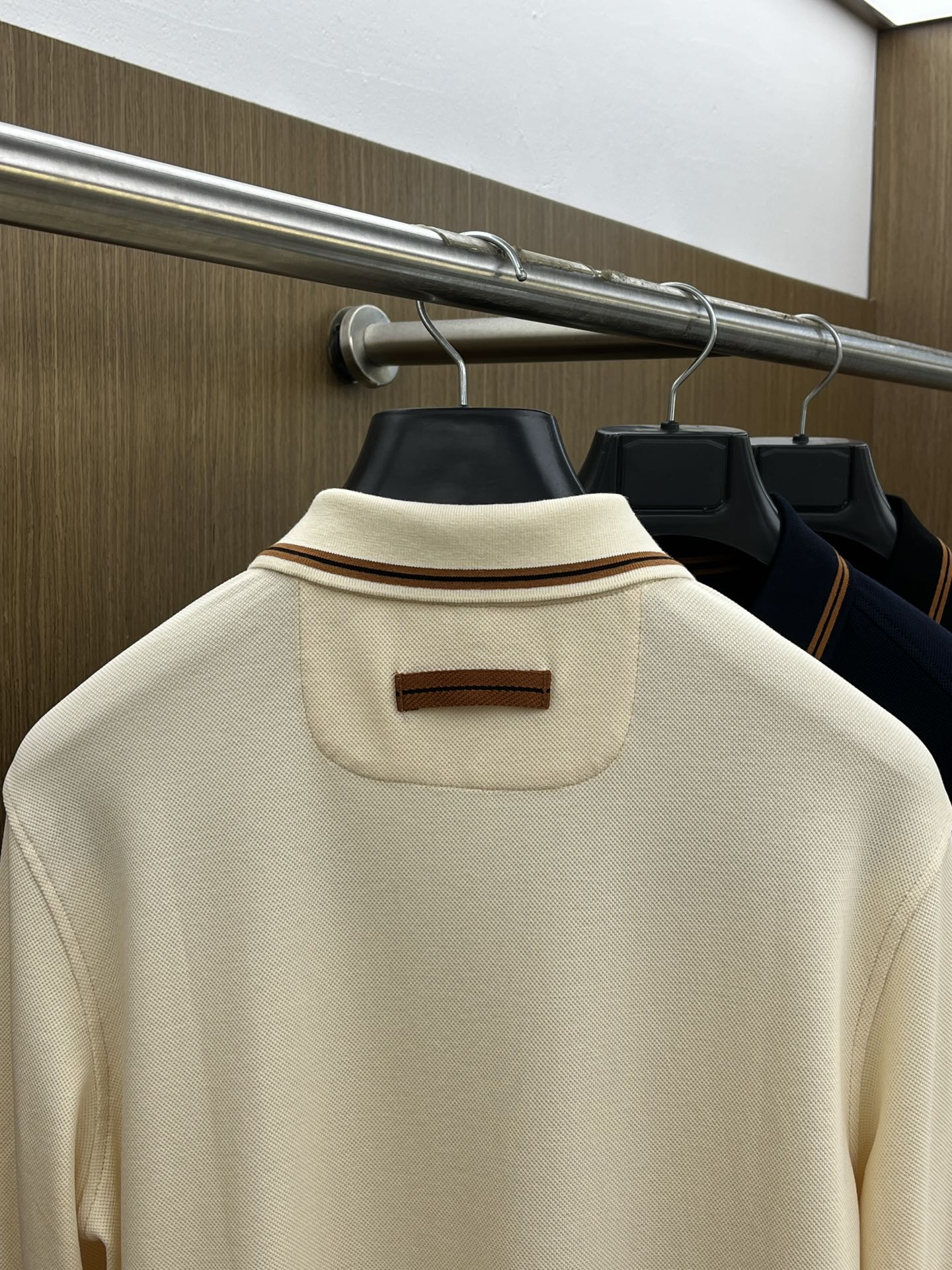 秋冬 ZZ 🔥🔥秋冬新款男士标识短袖Polo衫，延续经典商务休闲翻领POLO恤.该款Polo衫采用丝光双