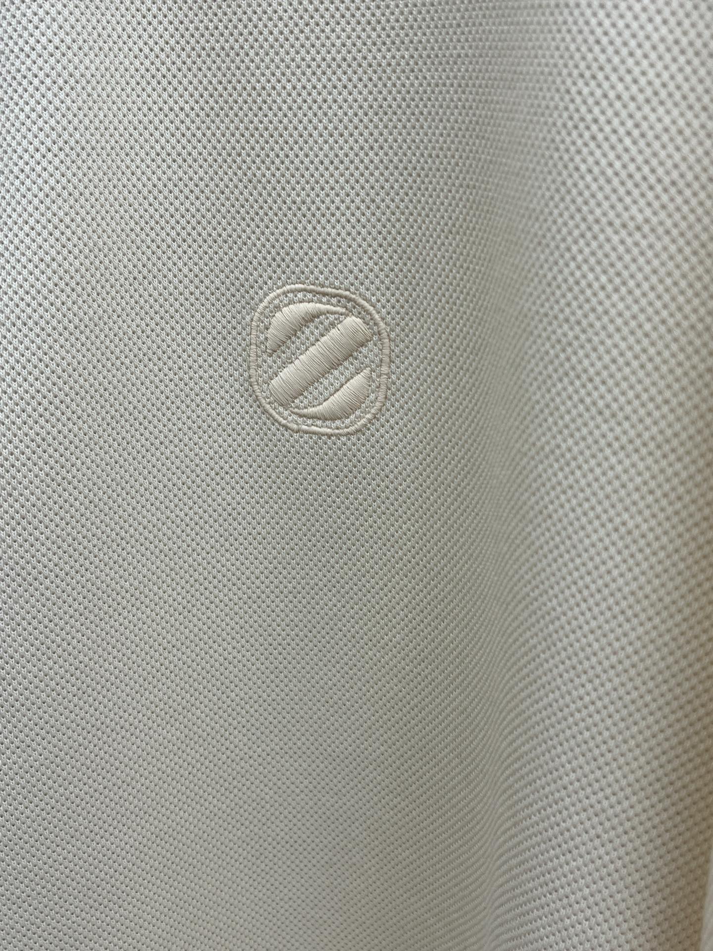 秋冬 ZZ 🔥🔥秋冬新款男士标识短袖Polo衫，延续经典商务休闲翻领POLO恤.该款Polo衫采用丝光双