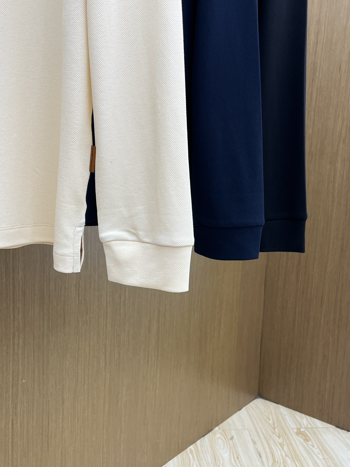 秋冬 ZZ 🔥🔥秋冬新款男士标识短袖Polo衫，延续经典商务休闲翻领POLO恤.该款Polo衫采用丝光双