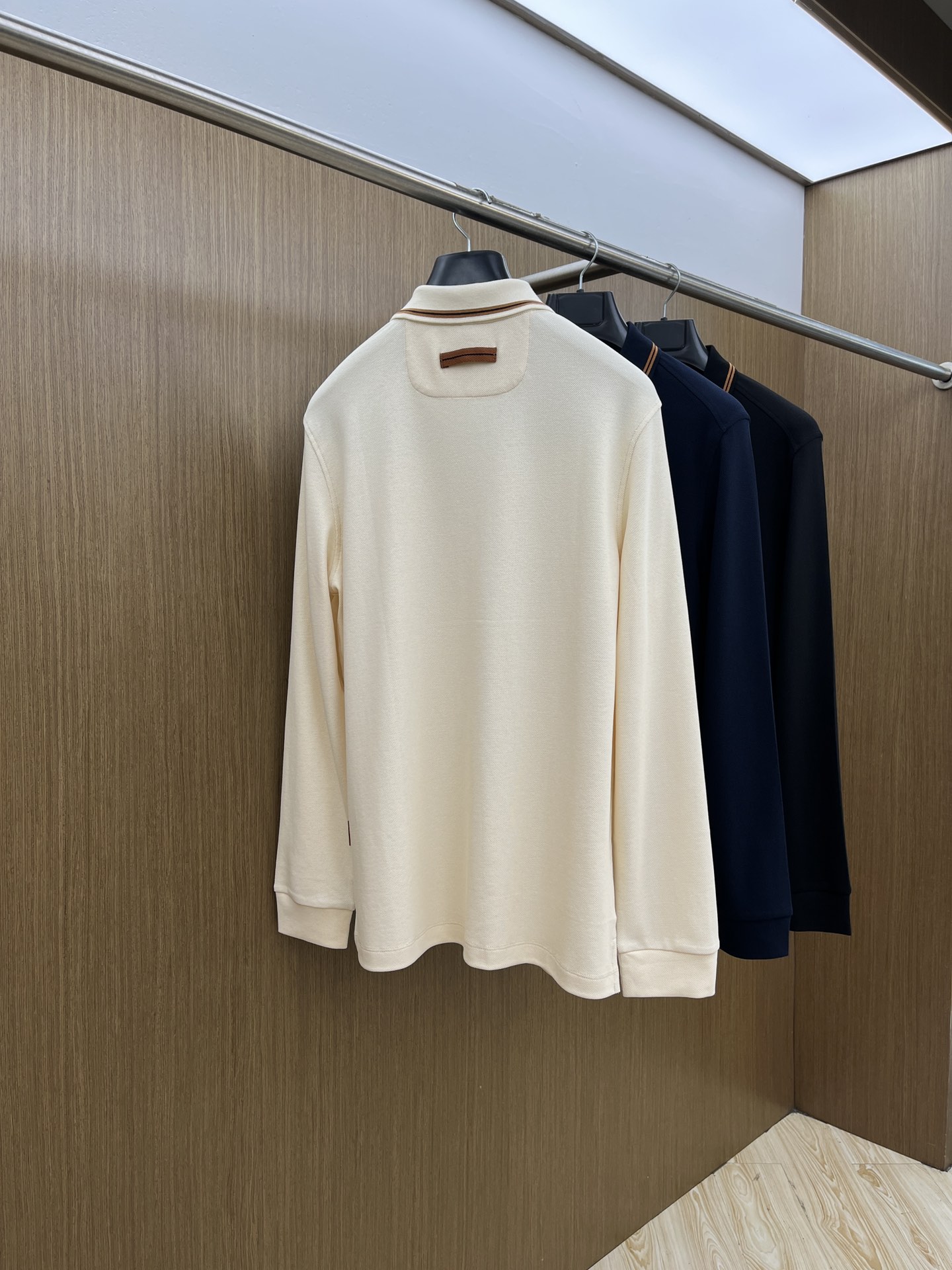 秋冬 ZZ 🔥🔥秋冬新款男士标识短袖Polo衫，延续经典商务休闲翻领POLO恤.该款Polo衫采用丝光双