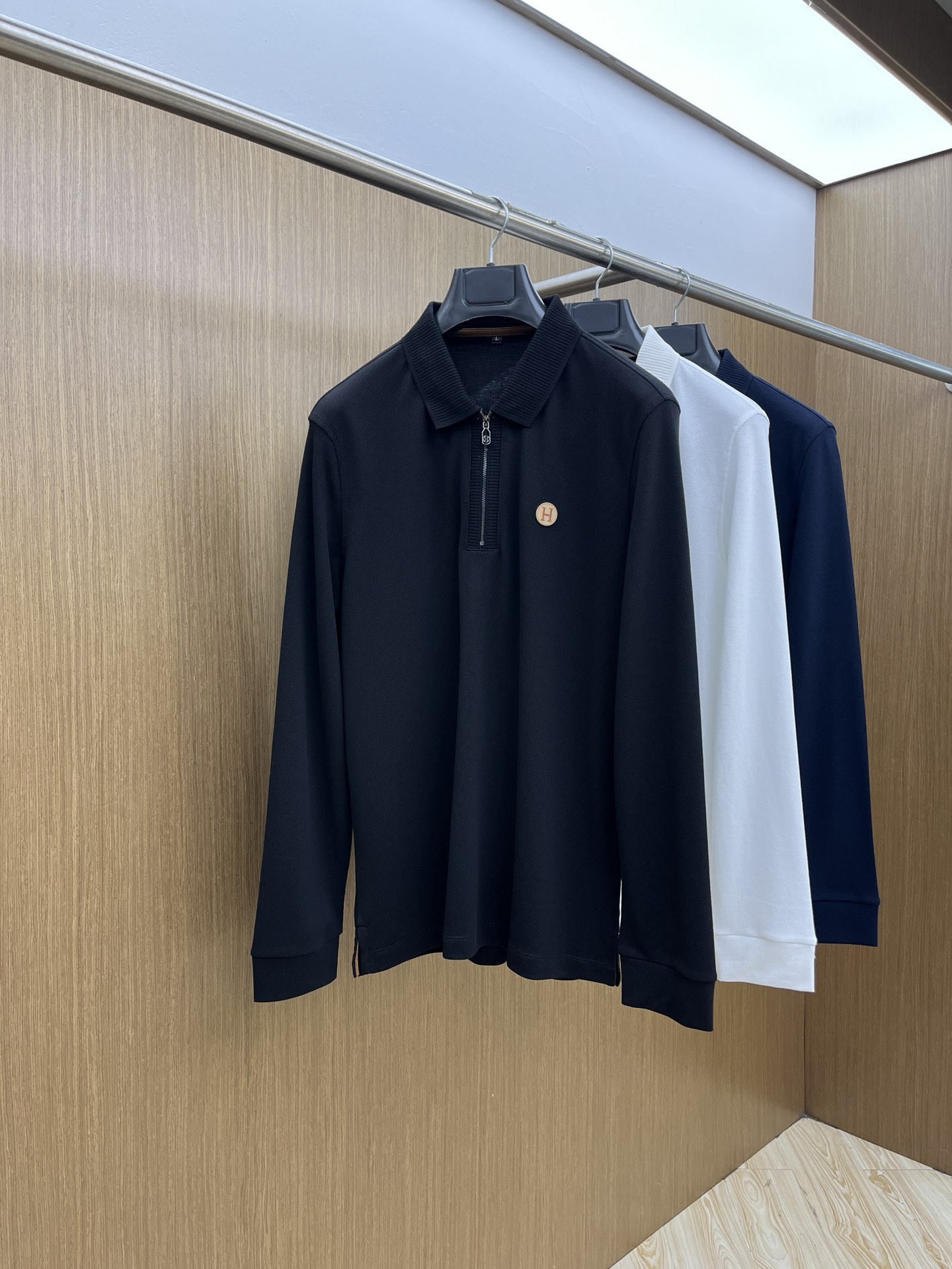 NO:501304,Autumn and Winter HER Autumn and Winter New Men's Logo Short-sleeved Polo Shirt Continues Classic Business and Casual Lapels Polo Shirt. This Polo Shirt is made of mercerated double-sided cotton bead floor fabric, and the timeless design can transcend fashion trends. Classic style, brand LOGO three-dimensional and unique, making the whole more detailed. The combination style, the fabric is made of all-cotton beaded material, jnb is comfortable, skin-friendly, breathable, and is very practical for commuting and leisure. Highly recommended. Size M-3XL, T-shirt, alexander wang19860909秋冬 HER 秋冬新款男士标识短袖polo衫,延续经典商务休闲翻领POLO恤.该款Polo衫采用丝光双面棉质珠地面料制成,隽永设计可跨越时尚潮流.经典款型,品牌LOGO立体别致,让整体更具细节感 合体的版型,面料采用全棉珠地料,jnb舒适,亲肤,透气好,平时通勤休闲都很实穿的一款 强烈推荐. 尺码M-3XL,,T-shirt,alexander wang,Men's clothing