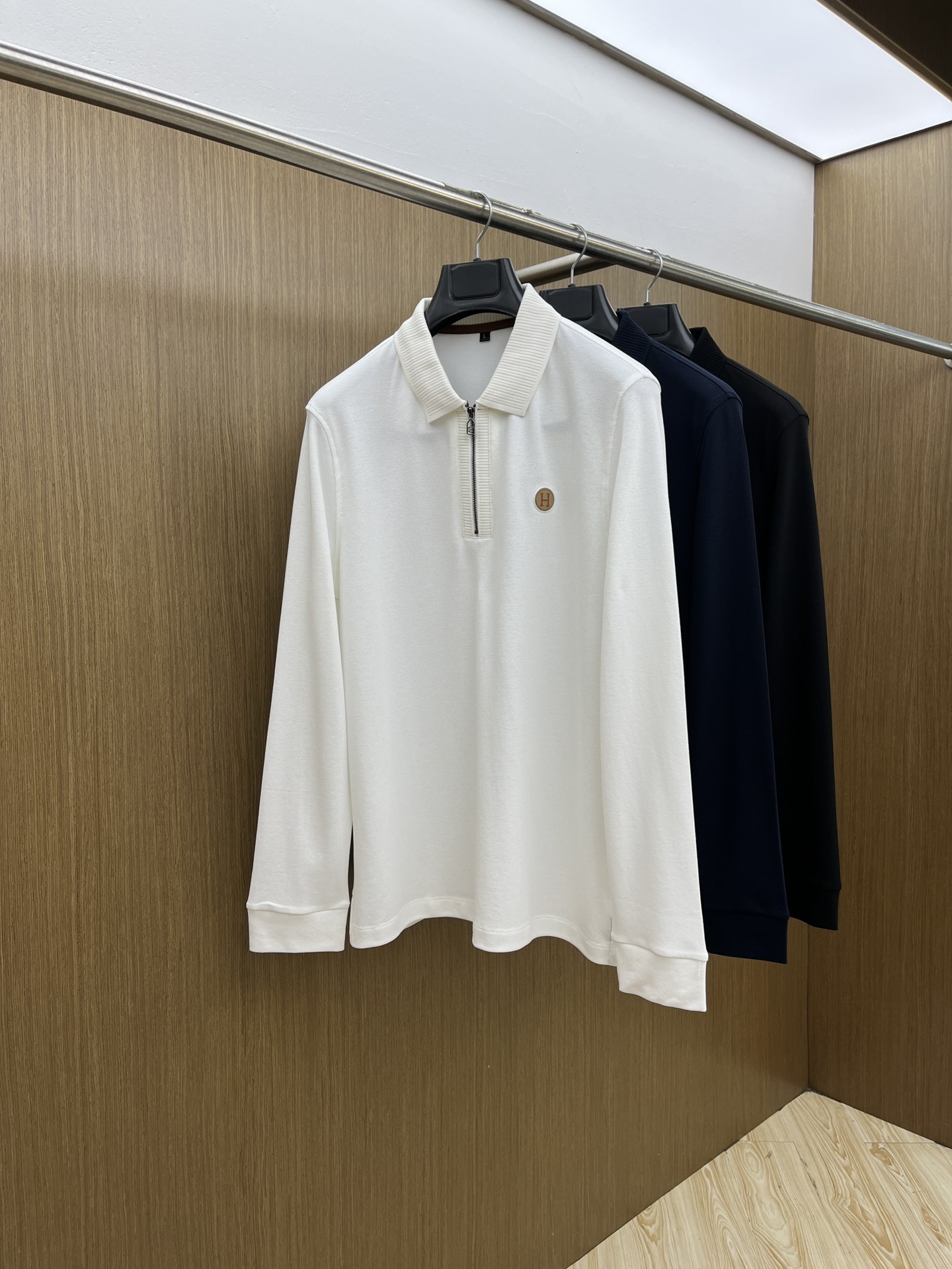 NO:481512,Autumn and Winter HER Autumn and Winter New Men's Logo Short-sleeved Polo Shirt Continues Classic Business and Casual Lapels Polo Shirt. This Polo Shirt is made of mercerated double-sided cotton bead floor fabric, and the timeless design can transcend fashion trends. Classic style, brand LOGO three-dimensional and unique, making the whole more detailed. The combination style, the fabric is made of all-cotton beaded material, jnb is comfortable, skin-friendly, breathable, and is very practical for commuting and leisure. Highly recommended. Size M-3XL, T-shirt, alexander wang19860909秋冬 HER 秋冬新款男士标识短袖polo衫,延续经典商务休闲翻领POLO恤.该款Polo衫采用丝光双面棉质珠地面料制成,隽永设计可跨越时尚潮流.经典款型,品牌LOGO立体别致,让整体更具细节感 合体的版型,面料采用全棉珠地料,jnb舒适,亲肤,透气好,平时通勤休闲都很实穿的一款 强烈推荐. 尺码M-3XL,,T-shirt,alexander wang,Men's clothing