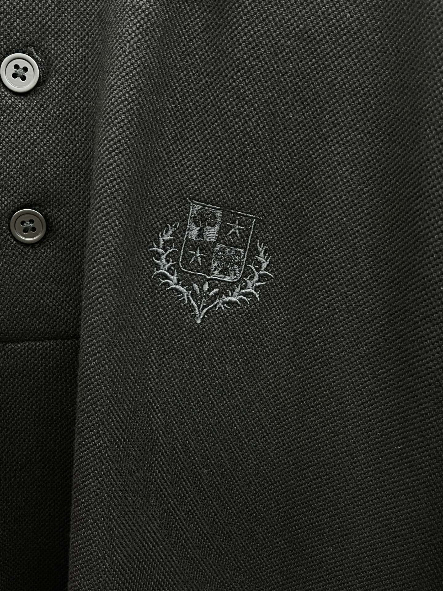 秋冬 lP🆕 🔥🔥秋冬新款男士标识短袖Polo衫，延续经典商务休闲翻领POLO恤.该款Polo衫采用丝光