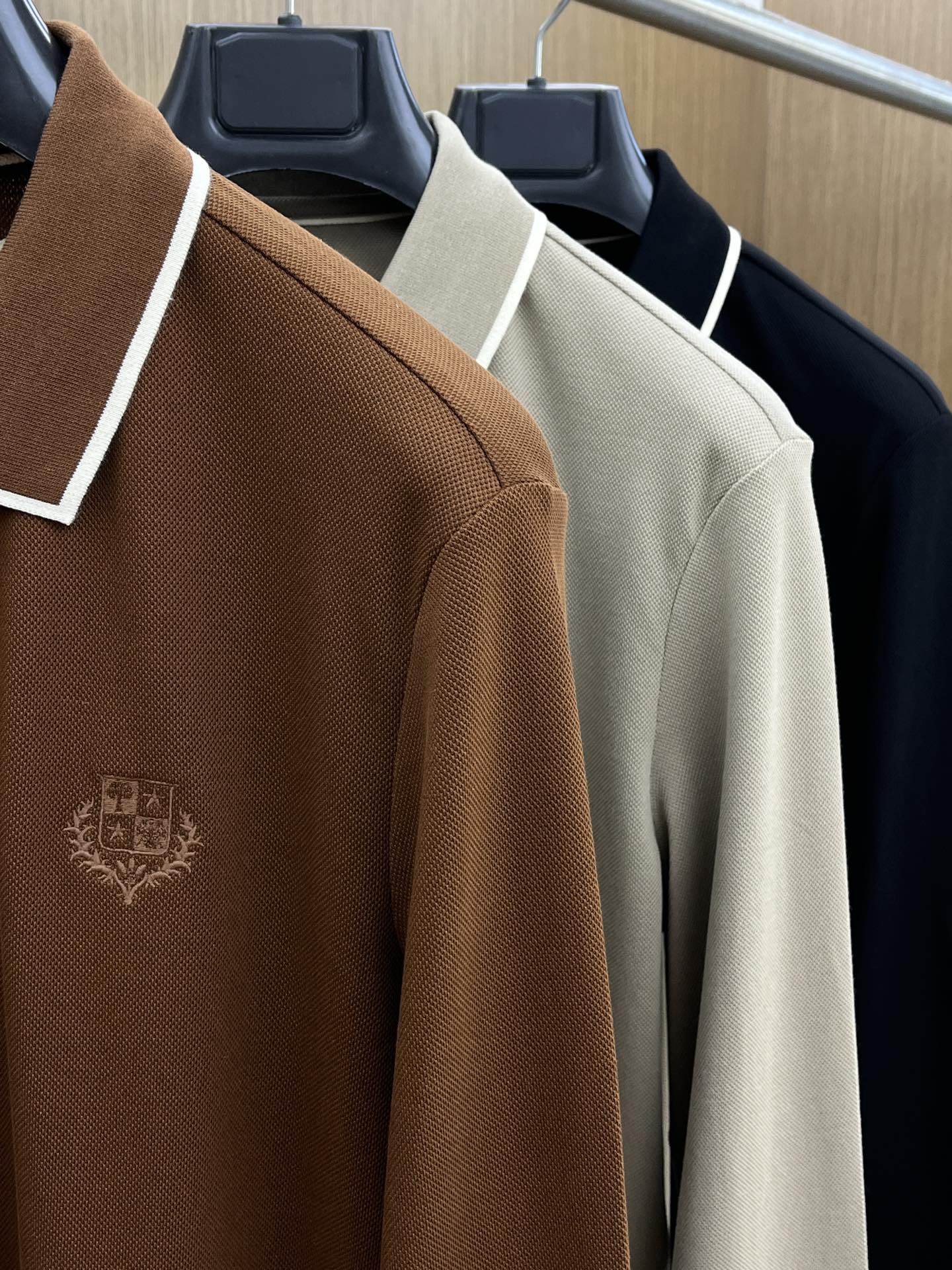 秋冬 lP🆕 🔥🔥秋冬新款男士标识短袖Polo衫，延续经典商务休闲翻领POLO恤.该款Polo衫采用丝光