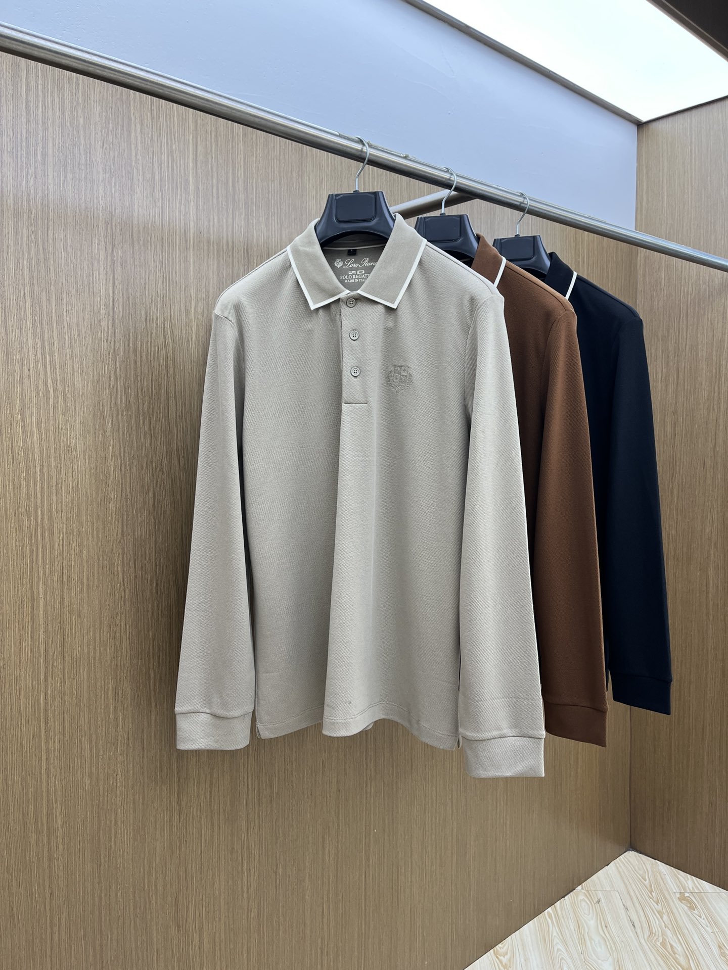 NO:481448,Autumn and Winter LP Autumn and Winter New Men's Logo Short-sleeved Polo Shirt Continues Classic Business and Casual Lapels Polo Shirt. This Polo Shirt is made of mercerated double-sided cotton bead floor fabric, and the timeless design can transcend fashion trends. Classic style, brand LOGO three-dimensional and unique, making the overall more detailed. The combination style, the fabric is made of all-cotton beaded material, jnb is comfortable, skin-friendly, breathable, and is very practical for commuting and leisure. Highly recommended. Size M-3XL, loro piano, T-shirt, alexander wang19860909秋冬 LP 秋冬新款男士标识短袖polo衫,延续经典商务休闲翻领POLO恤.该款Polo衫采用丝光双面棉质珠地面料制成,隽永设计可跨越时尚潮流.经典款型,品牌LOGO立体别致,让整体更具细节感 合体的版型,面料采用全棉珠地料,jnb舒适,亲肤,透气好,平时通勤休闲都很实穿的一款 强烈推荐. 尺码M-3XL,,loro piana,T-shirt,alexander wang,Men's clothing