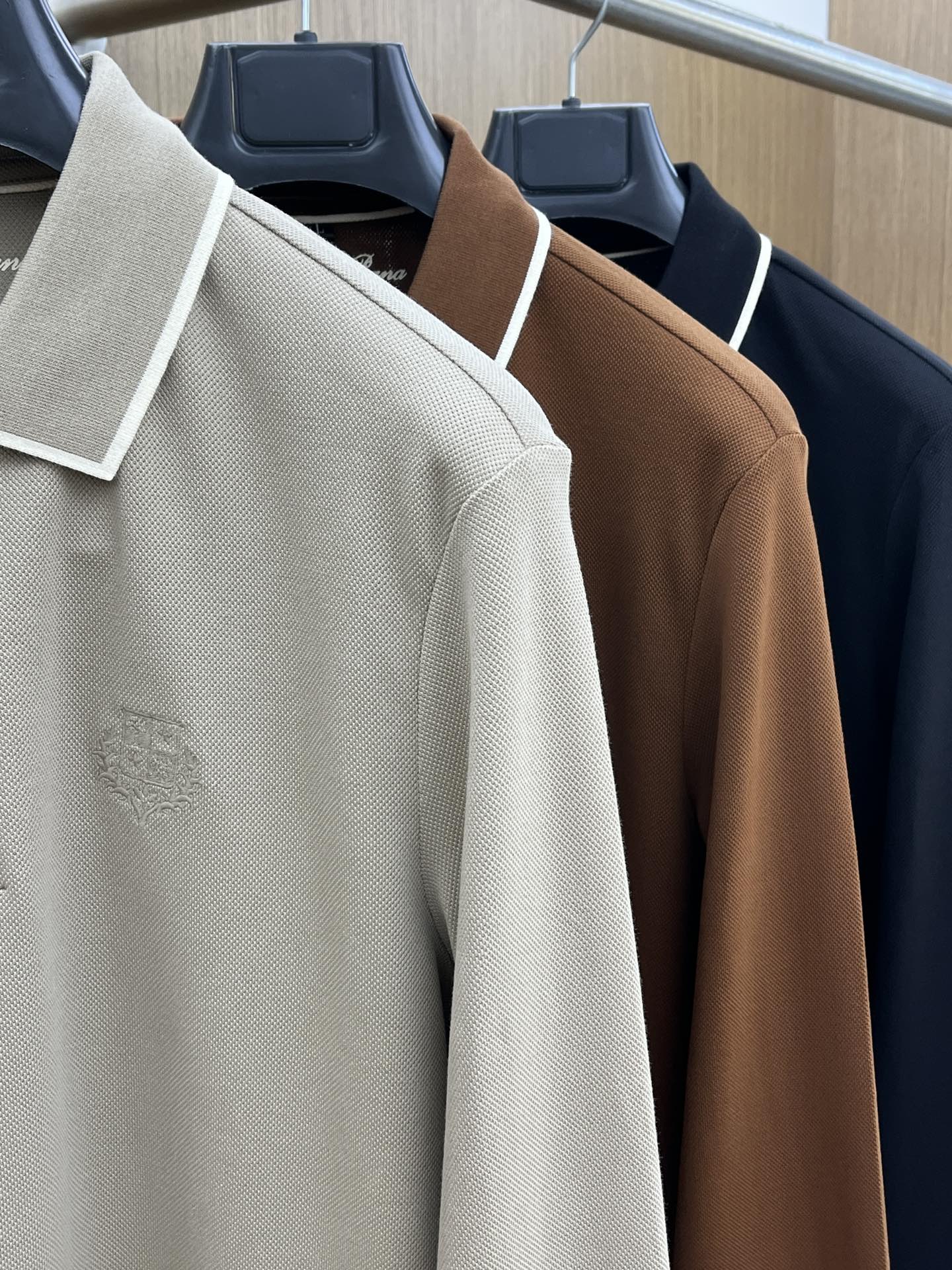 秋冬 lP🆕 🔥🔥秋冬新款男士标识短袖Polo衫，延续经典商务休闲翻领POLO恤.该款Polo衫采用丝光