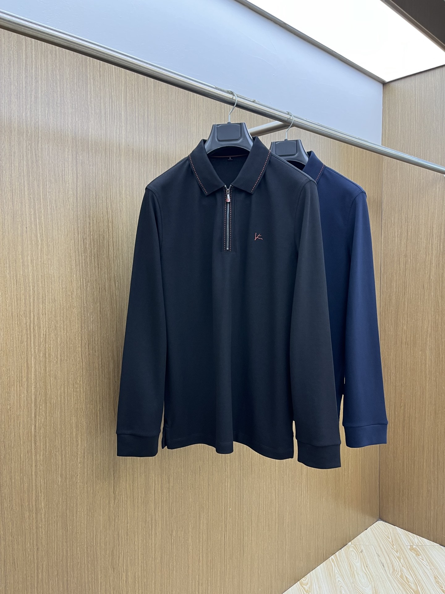 秋冬 Kiton 🔥🔥秋冬新款男士标识短袖Polo衫，延续经典商务休闲翻领POLO恤.该款Polo衫采用