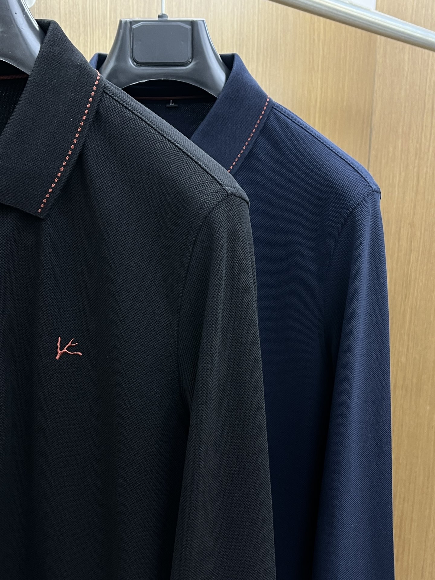 秋冬 Kiton 🔥🔥秋冬新款男士标识短袖Polo衫，延续经典商务休闲翻领POLO恤.该款Polo衫采用