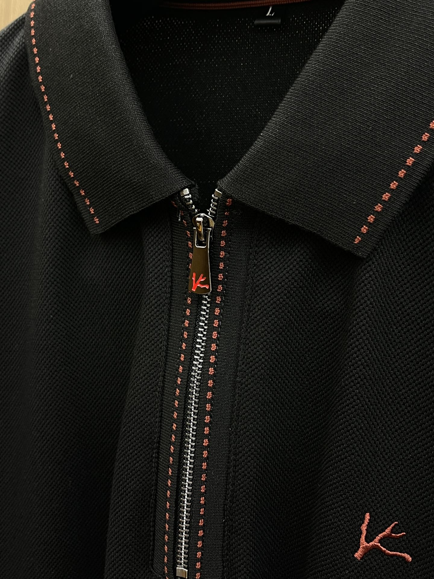 秋冬 Kiton 🔥🔥秋冬新款男士标识短袖Polo衫，延续经典商务休闲翻领POLO恤.该款Polo衫采用