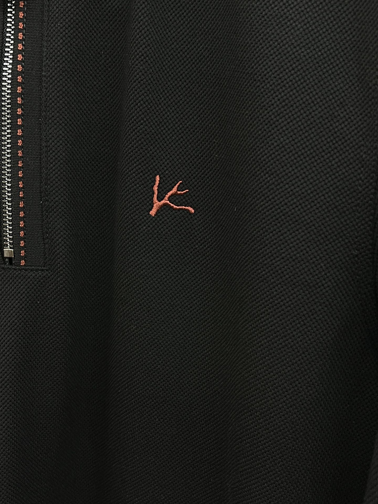 秋冬 Kiton 🔥🔥秋冬新款男士标识短袖Polo衫，延续经典商务休闲翻领POLO恤.该款Polo衫采用