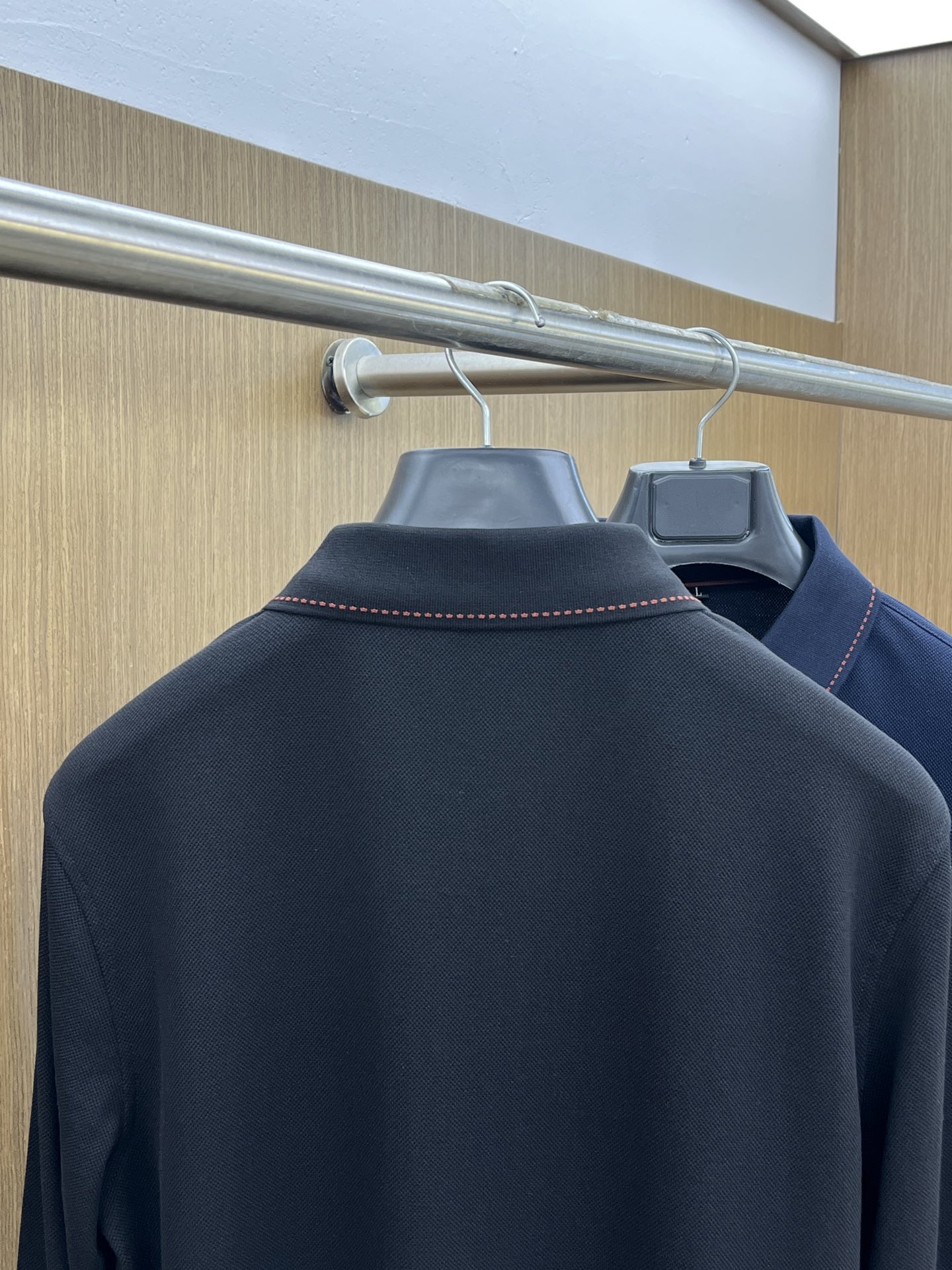 秋冬 Kiton 🔥🔥秋冬新款男士标识短袖Polo衫，延续经典商务休闲翻领POLO恤.该款Polo衫采用