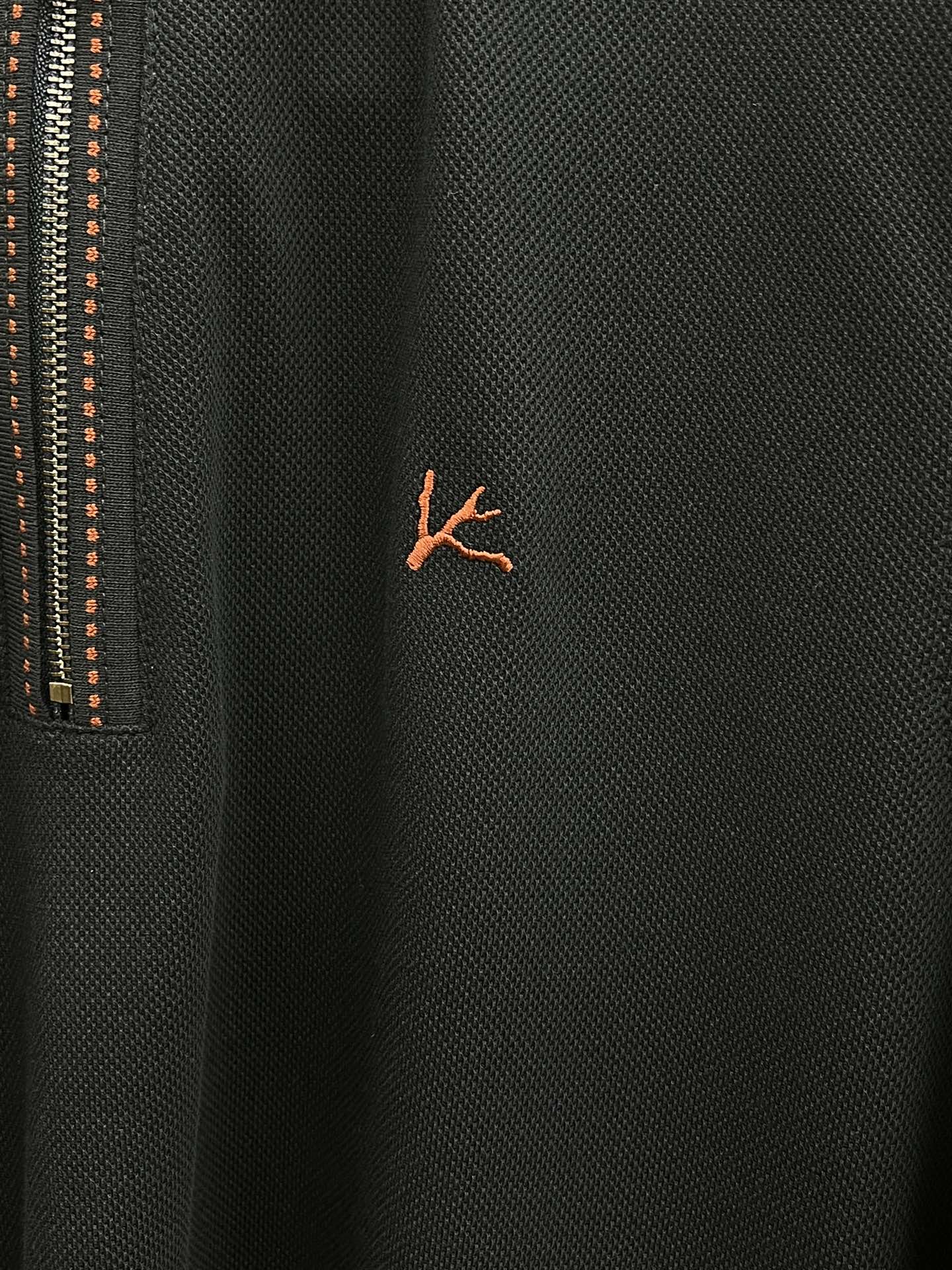 秋冬 Kiton 🔥🔥秋冬新款男士标识短袖Polo衫，延续经典商务休闲翻领POLO恤.该款Polo衫采用