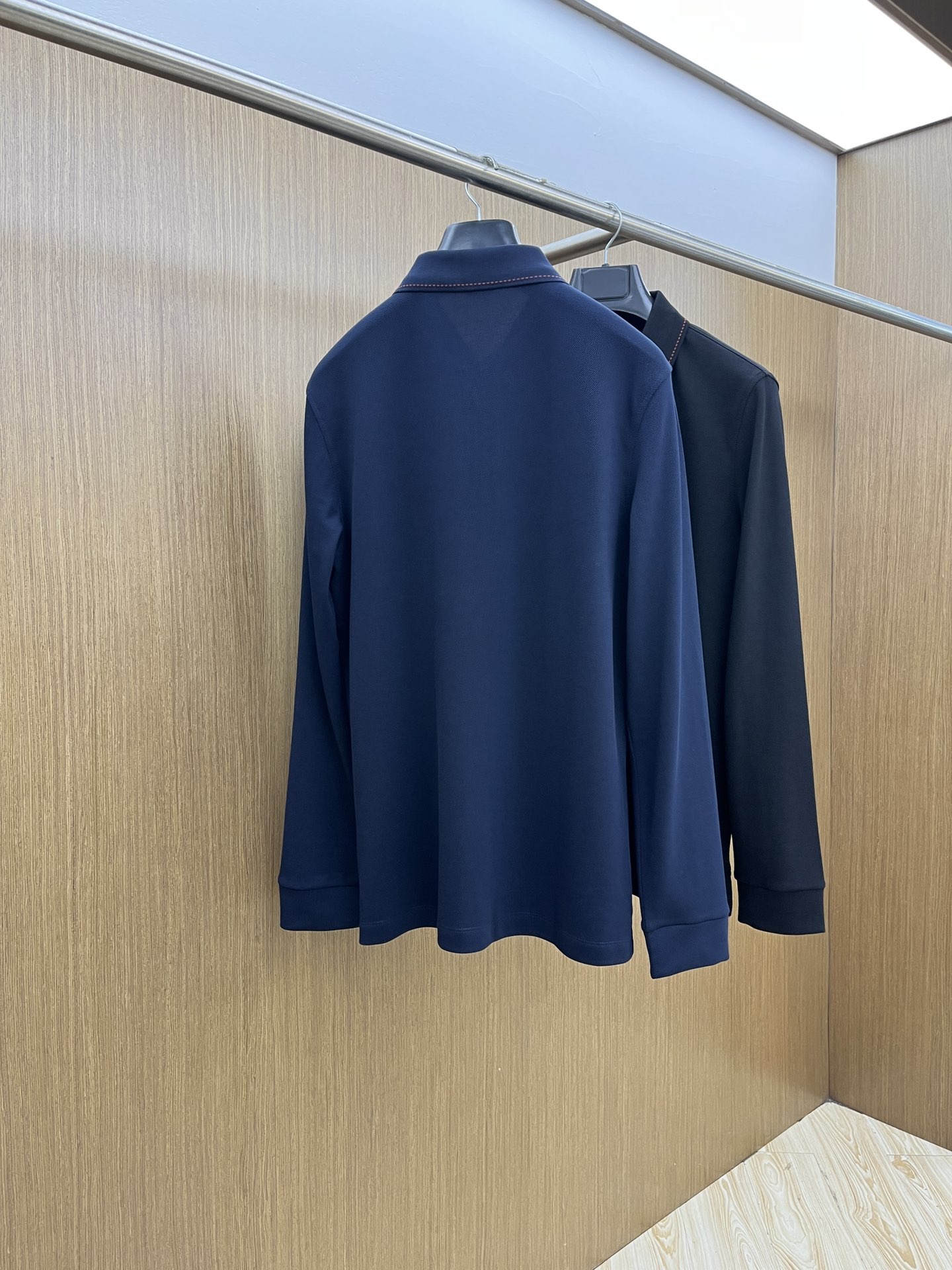 秋冬 Kiton 🔥🔥秋冬新款男士标识短袖Polo衫，延续经典商务休闲翻领POLO恤.该款Polo衫采用