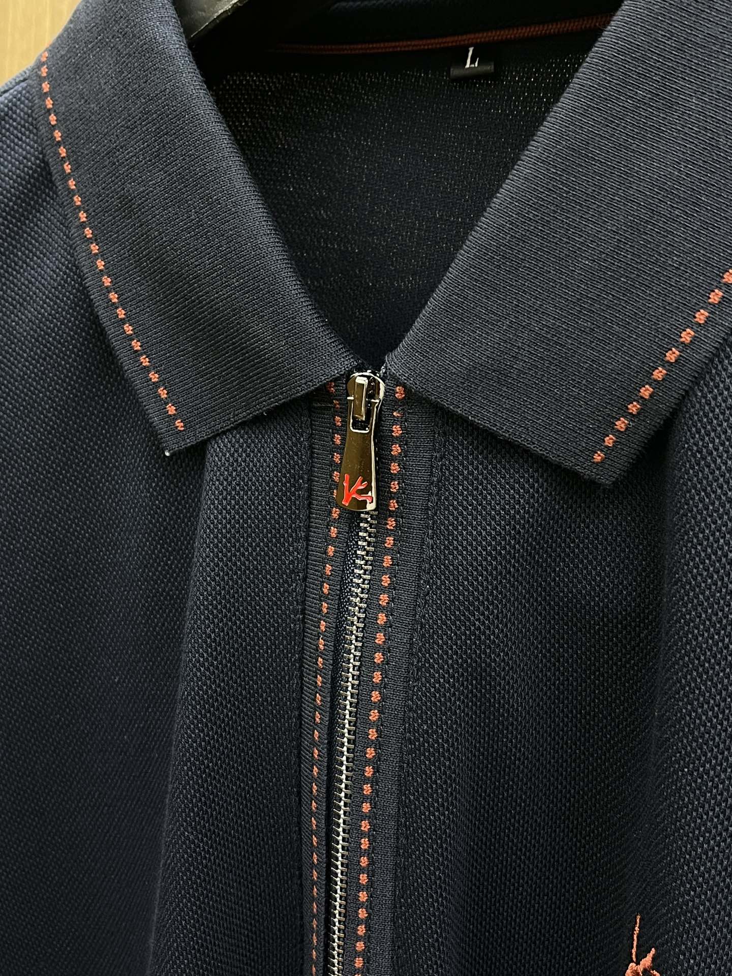 秋冬 Kiton 🔥🔥秋冬新款男士标识短袖Polo衫，延续经典商务休闲翻领POLO恤.该款Polo衫采用