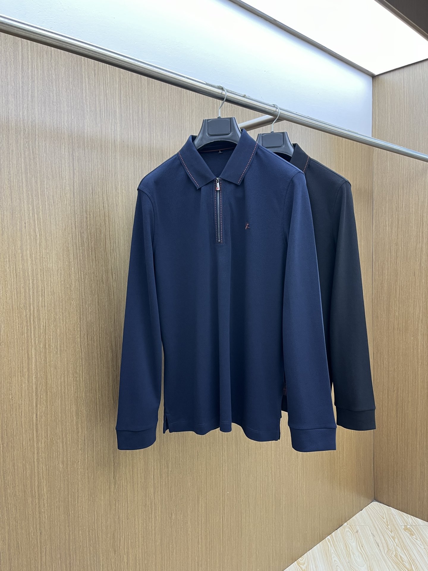 NO:481452,Autumn and Winter Kiton's new logo short-sleeved polo shirt for men in autumn and winter continues the classic business casual lapel POLO shirt. This Polo shirt is made of mercerized double-sided cotton bead floor fabric, and the timeless design can transcend fashion trends. The classic style, the brand LOGO three-dimensional and unique, making the overall more detailed. The combination style, the fabric is made of all-cotton beaded material, jnb is comfortable, skin-friendly, breathable, and is very practical for commuting and leisure. Highly recommended. Size M-3XL, T-shirt, alexander wang19860909秋冬 Kiton 秋冬新款男士标识短袖polo衫,延续经典商务休闲翻领POLO恤.该款Polo衫采用丝光双面棉质珠地面料制成,隽永设计可跨越时尚潮流.经典款型,品牌LOGO立体别致,让整体更具细节感 合体的版型,面料采用全棉珠地料,jnb舒适,亲肤,透气好,平时通勤休闲都很实穿的一款 强烈推荐. 尺码M-3XL,,T-shirt,alexander wang,Men's clothing