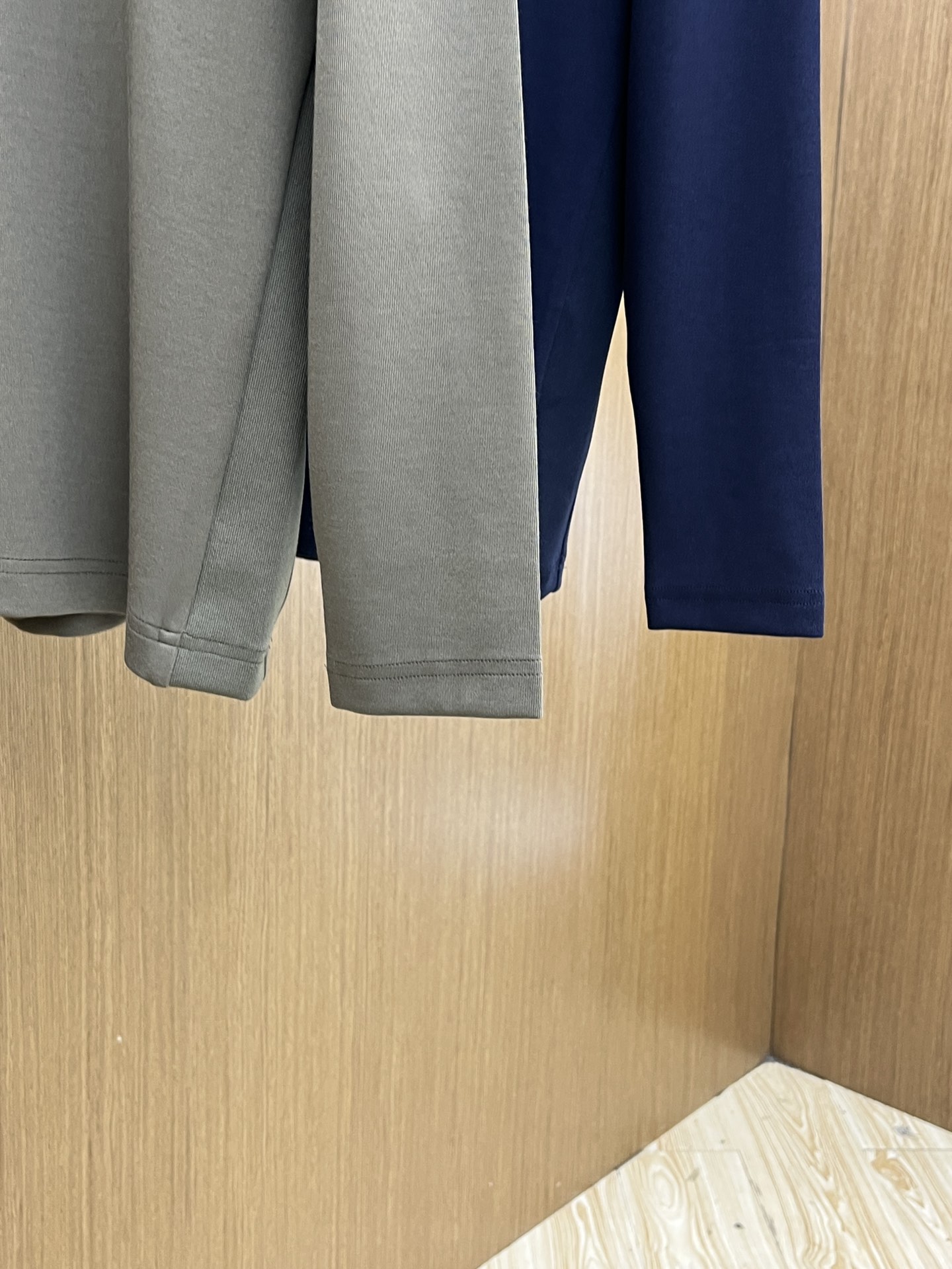 价格修正 新款 Mon 🔥官网秋冬新品长袖T恤 蒙口 面料采用新疆长绒棉 面料细腻柔软上身舒适 侧边拼接