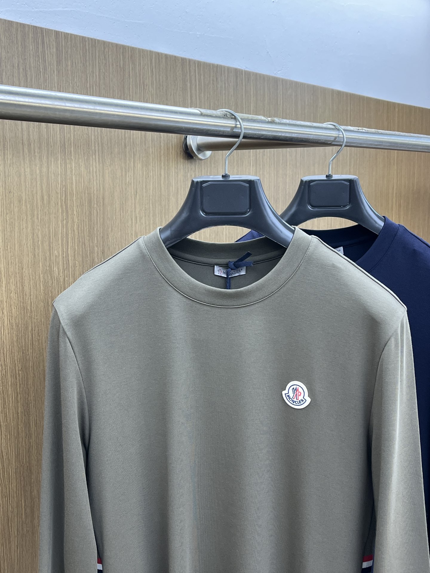 价格修正 新款 Mon 🔥官网秋冬新品长袖T恤 蒙口 面料采用新疆长绒棉 面料细腻柔软上身舒适 侧边拼接