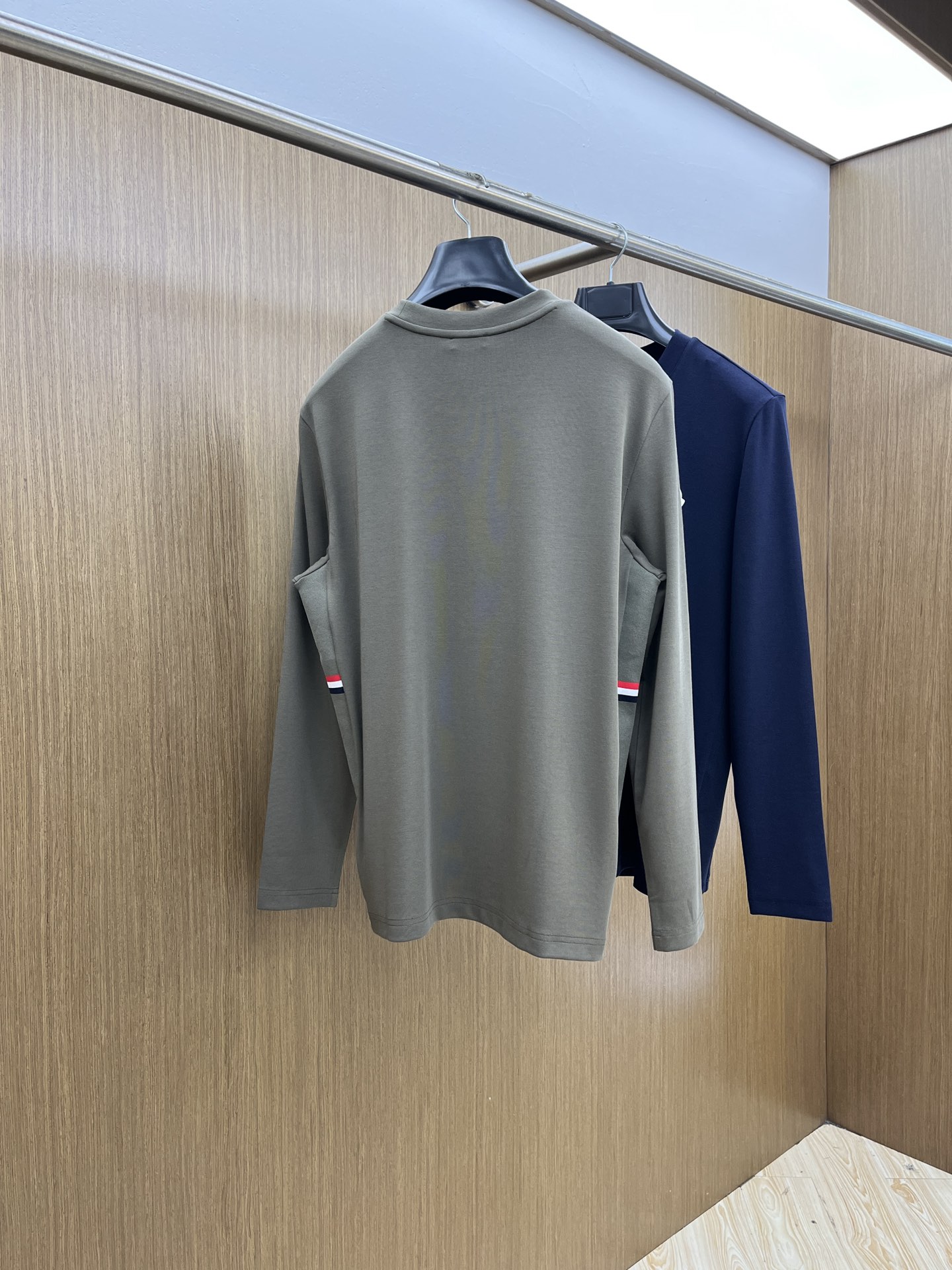 价格修正 新款 Mon 🔥官网秋冬新品长袖T恤 蒙口 面料采用新疆长绒棉 面料细腻柔软上身舒适 侧边拼接