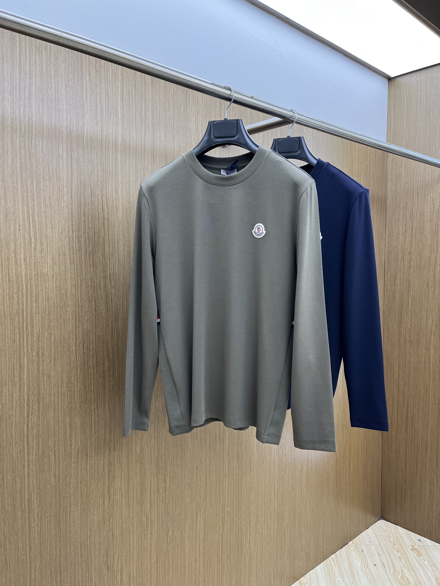 价格修正 新款 Mon 🔥官网秋冬新品长袖T恤 蒙口 面料采用新疆长绒棉 面料细腻柔软上身舒适 侧边拼接