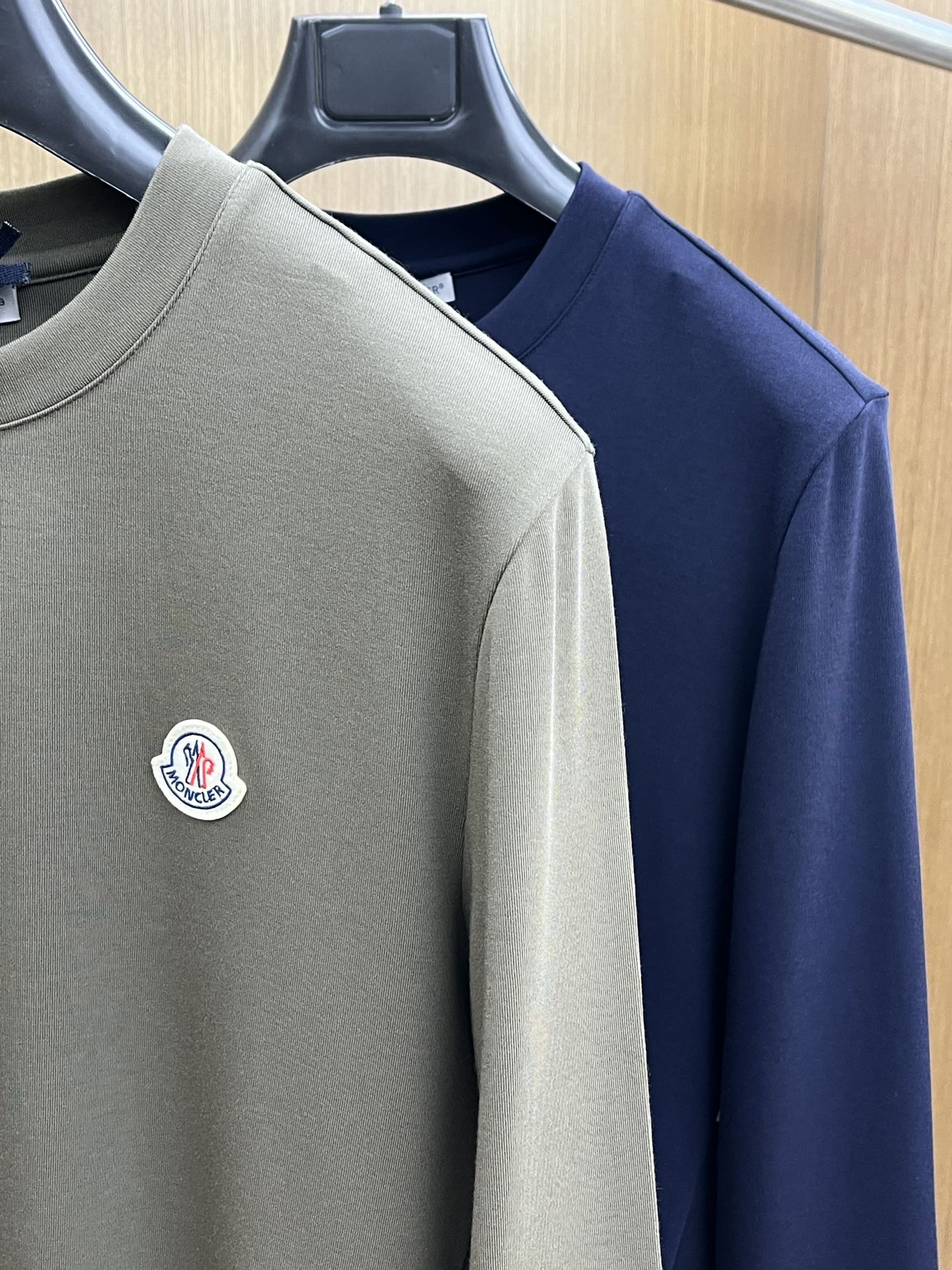 价格修正 新款 Mon 🔥官网秋冬新品长袖T恤 蒙口 面料采用新疆长绒棉 面料细腻柔软上身舒适 侧边拼接