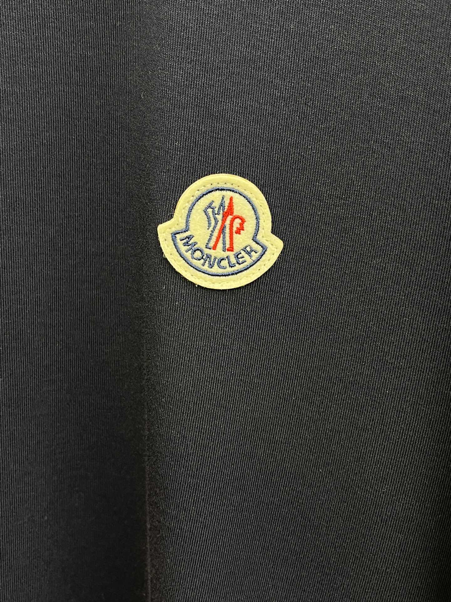 价格修正 新款 Mon 🔥官网秋冬新品长袖T恤 蒙口 面料采用新疆长绒棉 面料细腻柔软上身舒适 侧边拼接