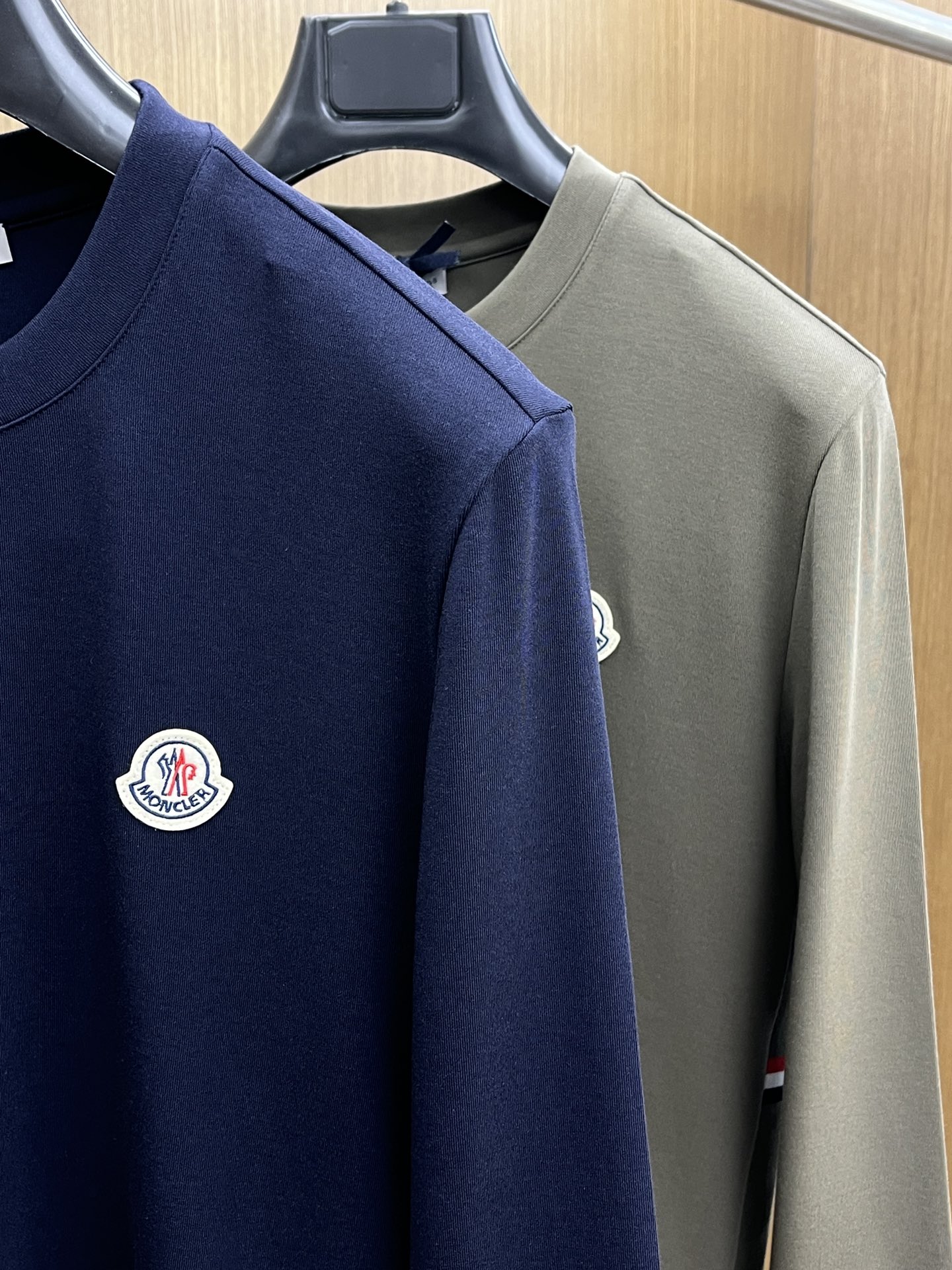 价格修正 新款 Mon 🔥官网秋冬新品长袖T恤 蒙口 面料采用新疆长绒棉 面料细腻柔软上身舒适 侧边拼接