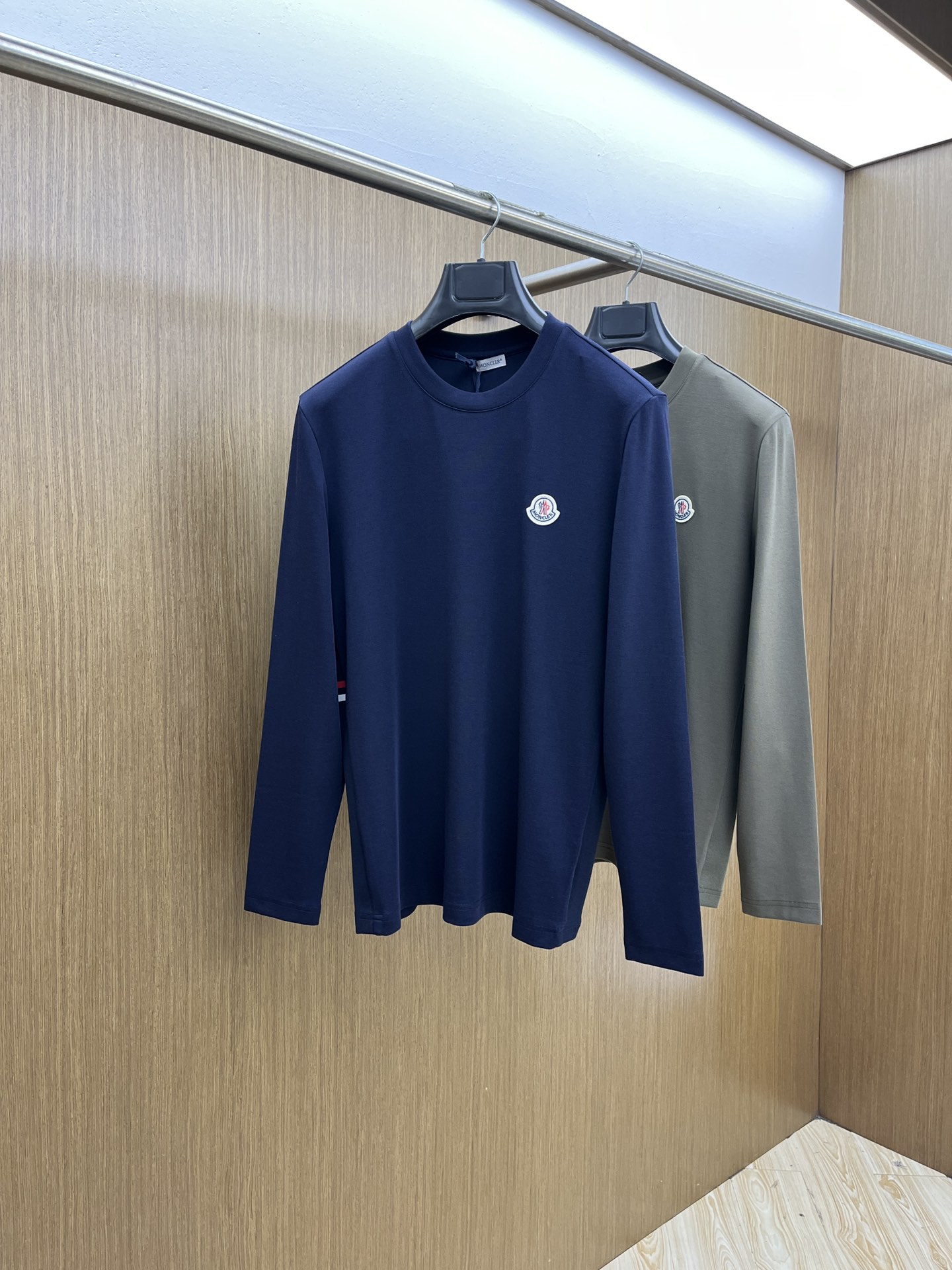 价格修正 新款 Mon 🔥官网秋冬新品长袖T恤 蒙口 面料采用新疆长绒棉 面料细腻柔软上身舒适 侧边拼接