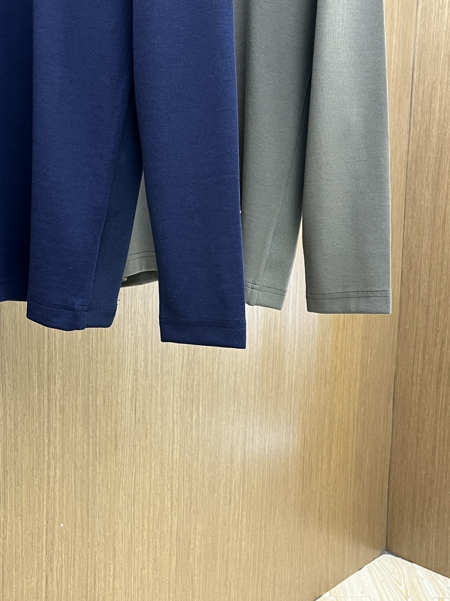 价格修正 新款 Mon 🔥官网秋冬新品长袖T恤 蒙口 面料采用新疆长绒棉 面料细腻柔软上身舒适 侧边拼接