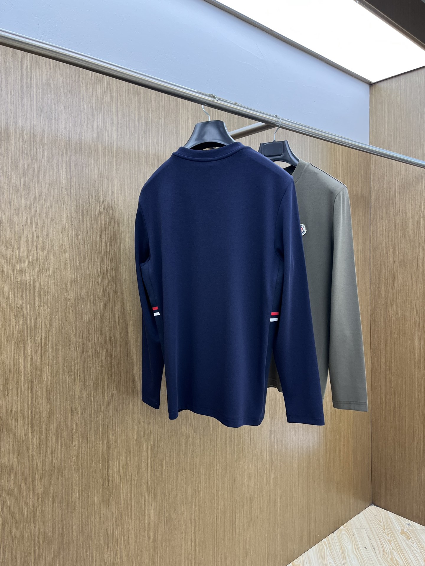 价格修正 新款 Mon 🔥官网秋冬新品长袖T恤 蒙口 面料采用新疆长绒棉 面料细腻柔软上身舒适 侧边拼接