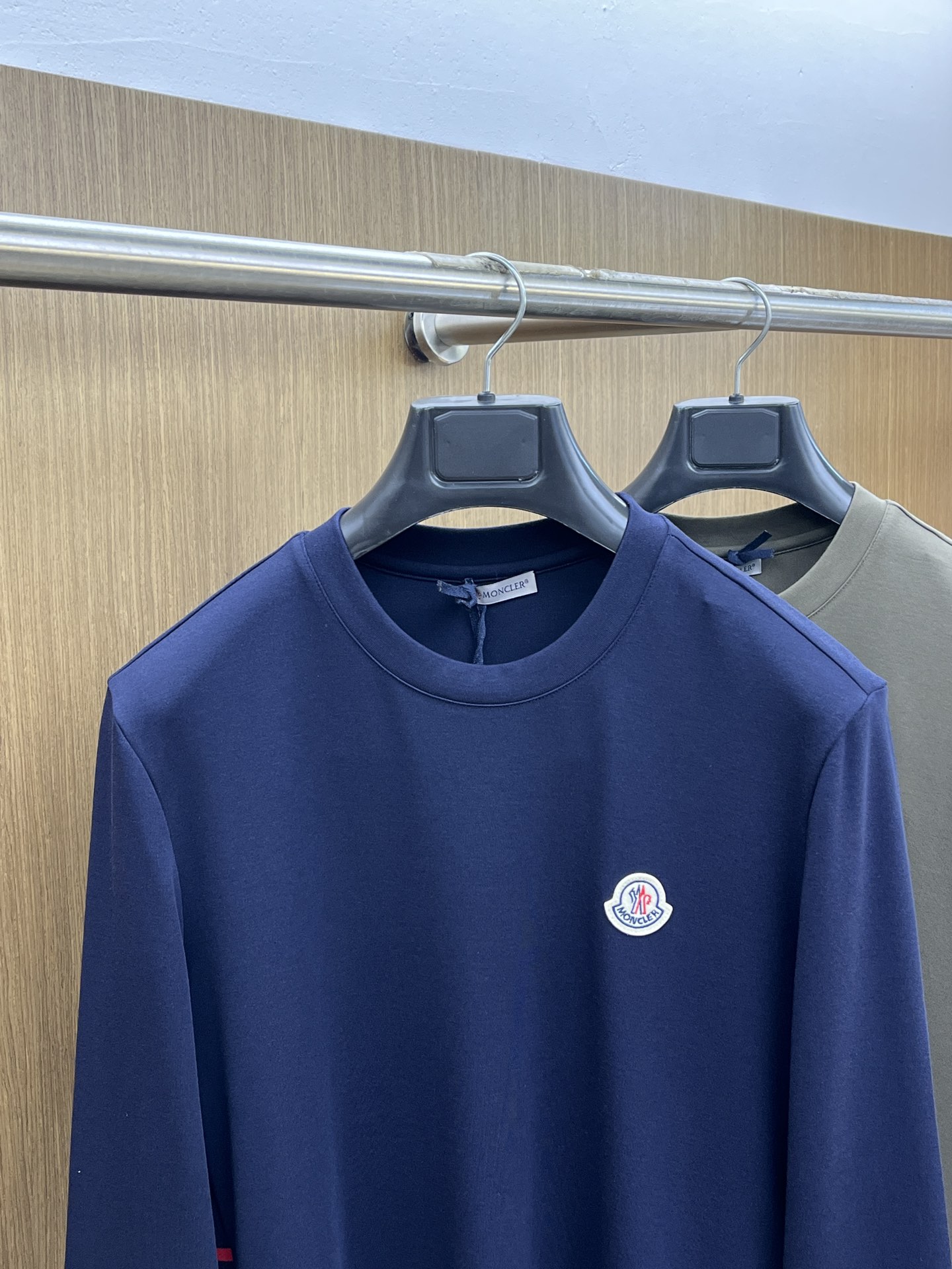 价格修正 新款 Mon 🔥官网秋冬新品长袖T恤 蒙口 面料采用新疆长绒棉 面料细腻柔软上身舒适 侧边拼接