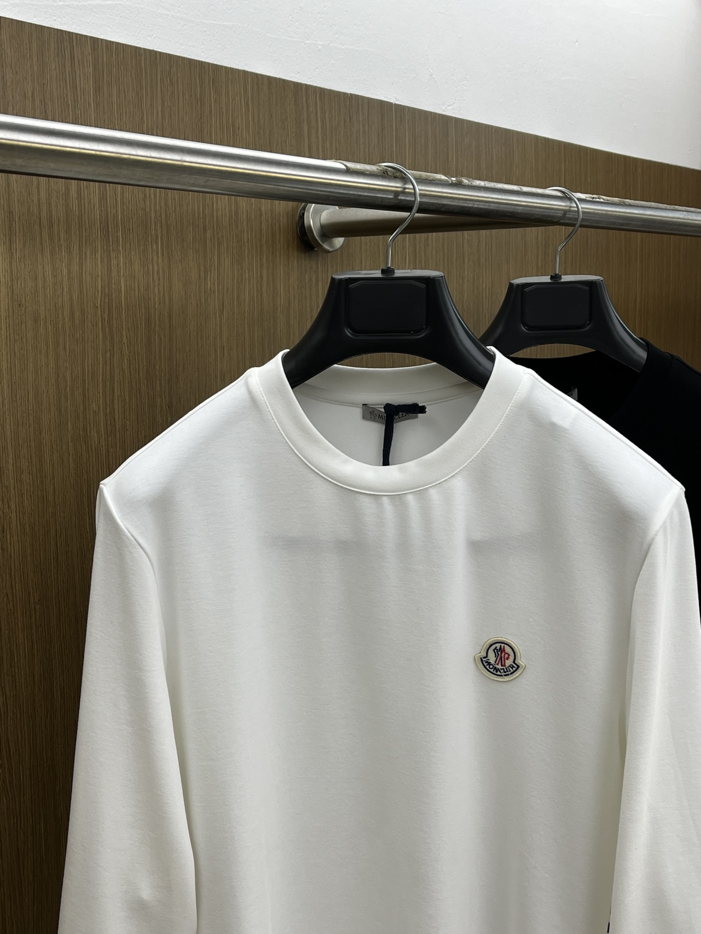 价格修正 新款 Mon 🔥官网秋冬新品长袖T恤 蒙口 面料采用新疆长绒棉 面料细腻柔软上身舒适 侧边拼接