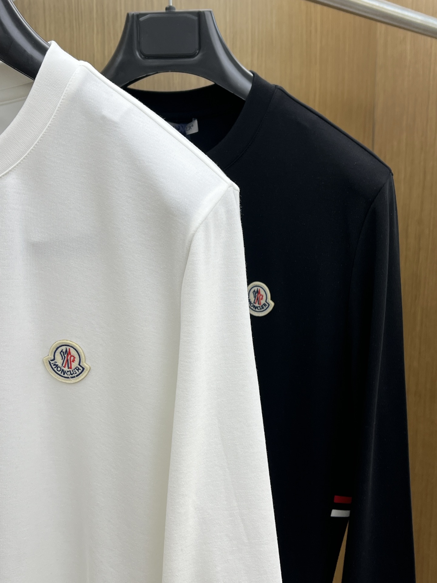 价格修正 新款 Mon 🔥官网秋冬新品长袖T恤 蒙口 面料采用新疆长绒棉 面料细腻柔软上身舒适 侧边拼接