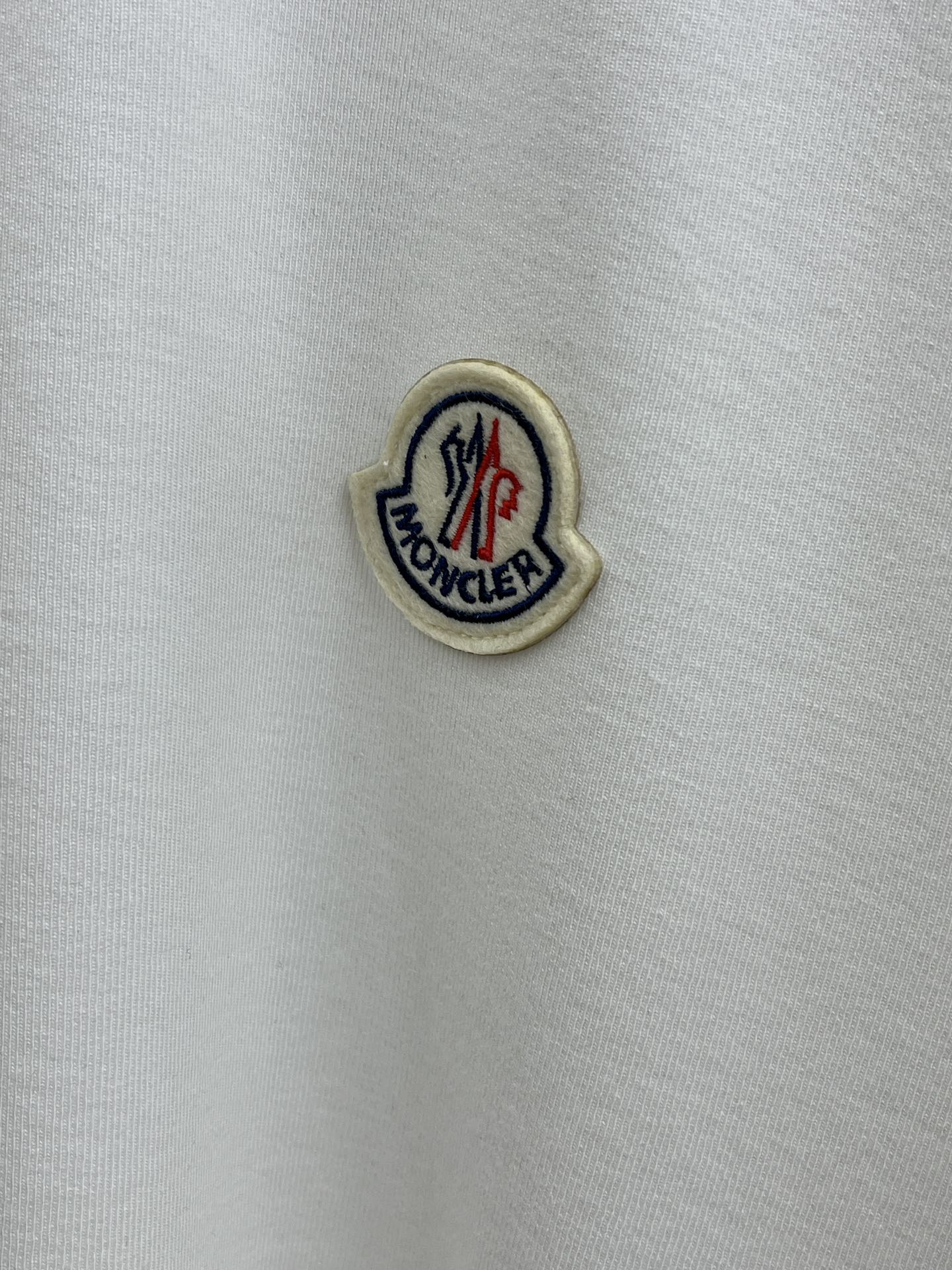 价格修正 新款 Mon 🔥官网秋冬新品长袖T恤 蒙口 面料采用新疆长绒棉 面料细腻柔软上身舒适 侧边拼接