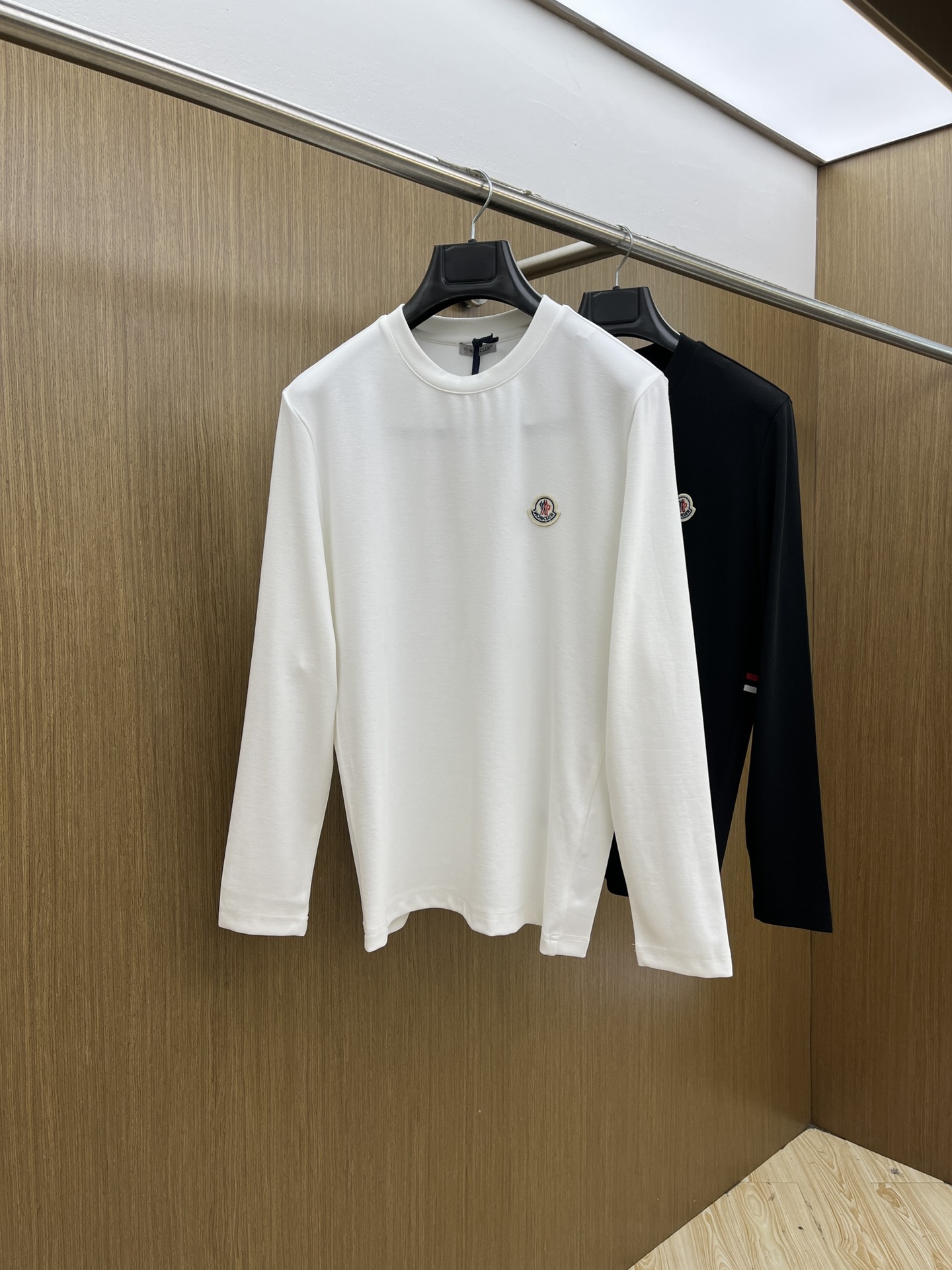 价格修正 新款 Mon 🔥官网秋冬新品长袖T恤 蒙口 面料采用新疆长绒棉 面料细腻柔软上身舒适 侧边拼接