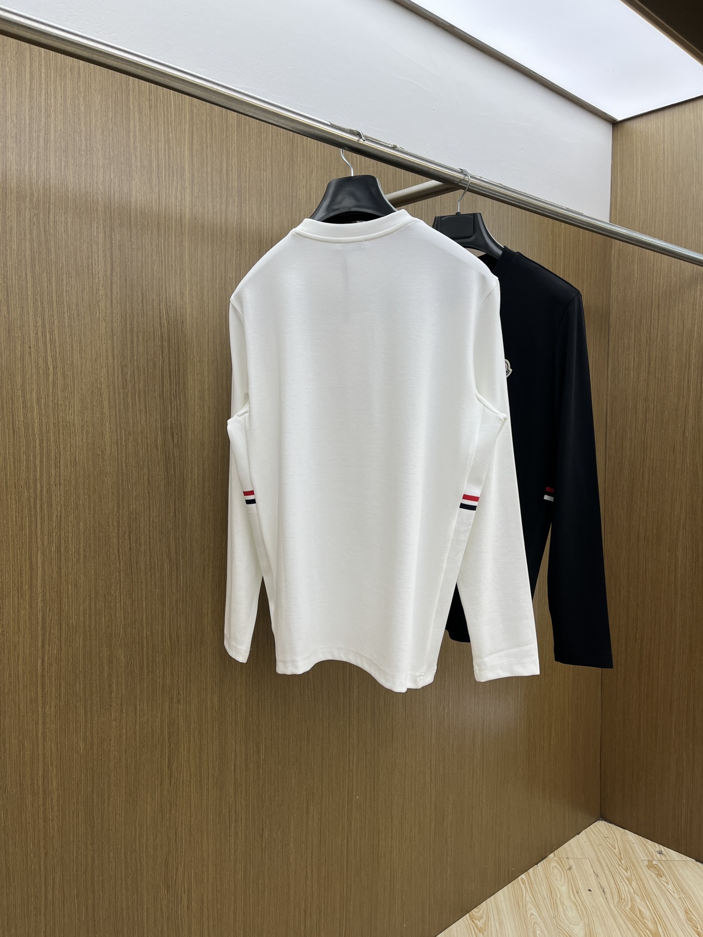 价格修正 新款 Mon 🔥官网秋冬新品长袖T恤 蒙口 面料采用新疆长绒棉 面料细腻柔软上身舒适 侧边拼接