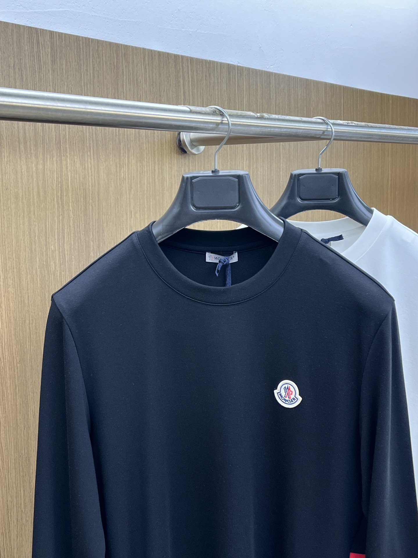 价格修正 新款 Mon 🔥官网秋冬新品长袖T恤 蒙口 面料采用新疆长绒棉 面料细腻柔软上身舒适 侧边拼接