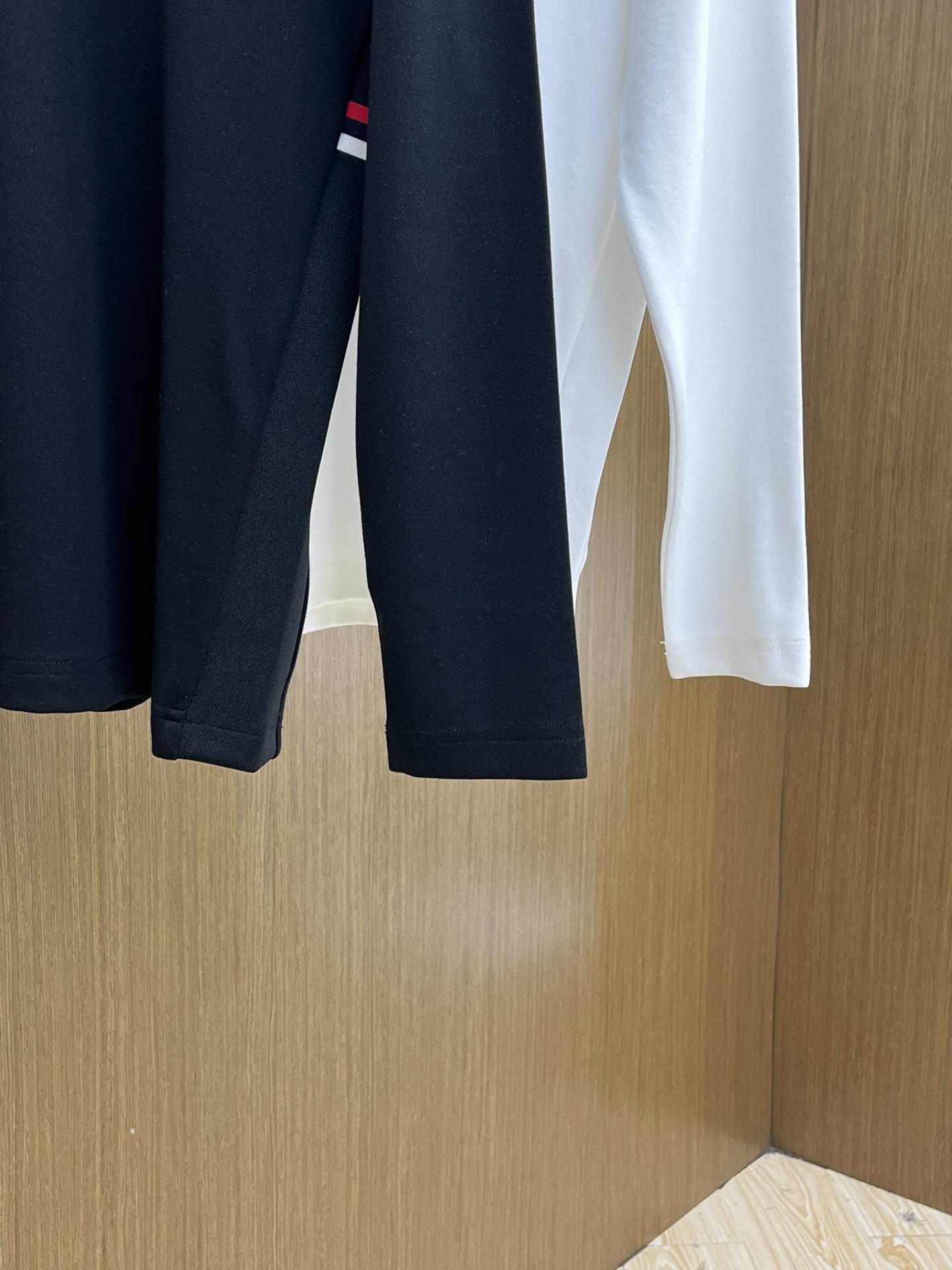 价格修正 新款 Mon 🔥官网秋冬新品长袖T恤 蒙口 面料采用新疆长绒棉 面料细腻柔软上身舒适 侧边拼接