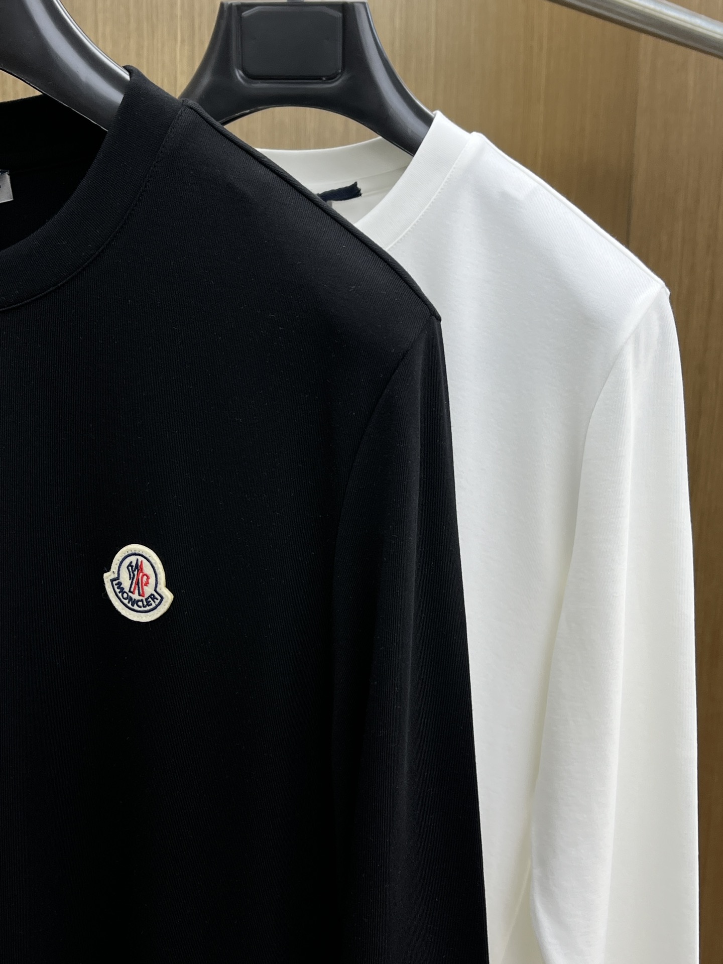 价格修正 新款 Mon 🔥官网秋冬新品长袖T恤 蒙口 面料采用新疆长绒棉 面料细腻柔软上身舒适 侧边拼接