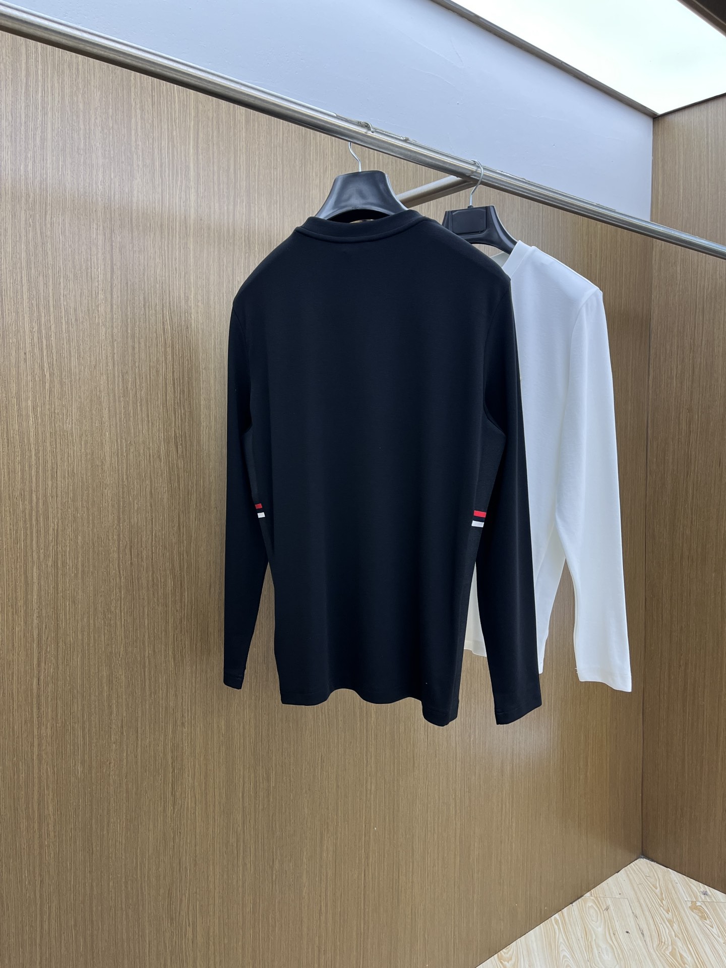 价格修正 新款 Mon 🔥官网秋冬新品长袖T恤 蒙口 面料采用新疆长绒棉 面料细腻柔软上身舒适 侧边拼接