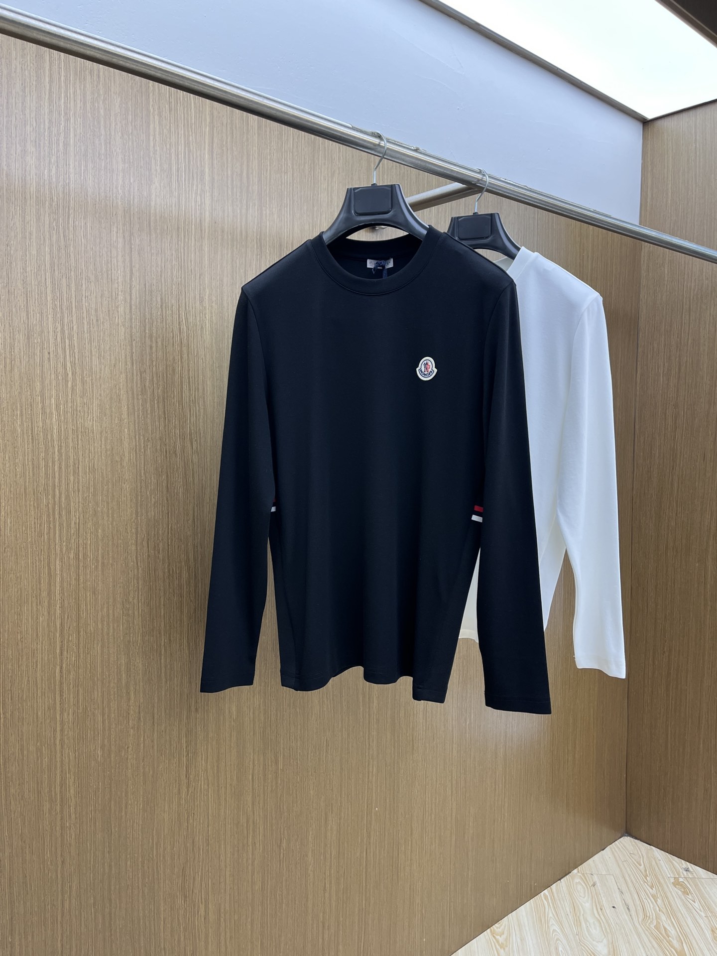 NO:509849,New Mon official website autumn and winter new long-sleeved T-shirt masked fabric is made of Xinjiang long velvet cotton fabric is delicate, soft and comfortable on the upper body. Small embellishments on the side, simple and yet fashionable. FJJ is particularly recommended. High-end quality. The best quality is given to people. Number of codes: 48-56, Moncler,tees, t-shirt, alexander wang19860909新款 Mon 官网秋冬新品长袖T恤 蒙口 面料采用新疆长绒棉 面料细腻柔软上身舒适 侧边拼接小点缀,简约中又不失时尚 fjj特别值得推荐 高端品质 自留送人最佳品质 码数:48-56,,Moncler,tees，t-shirt,alexander wang,Men's clothing