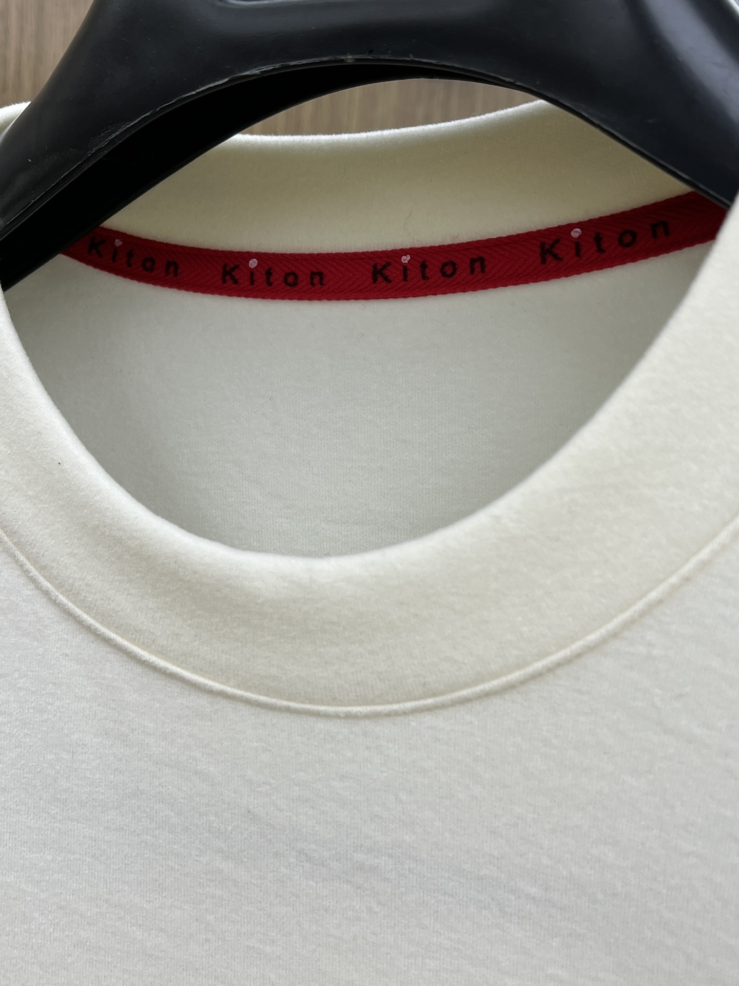 秋冬 kiton 🔥秋冬Kiton打底衫 面料选用暖姜天丝德绒 面料细腻柔软上身舒适 简约时尚 适配商务